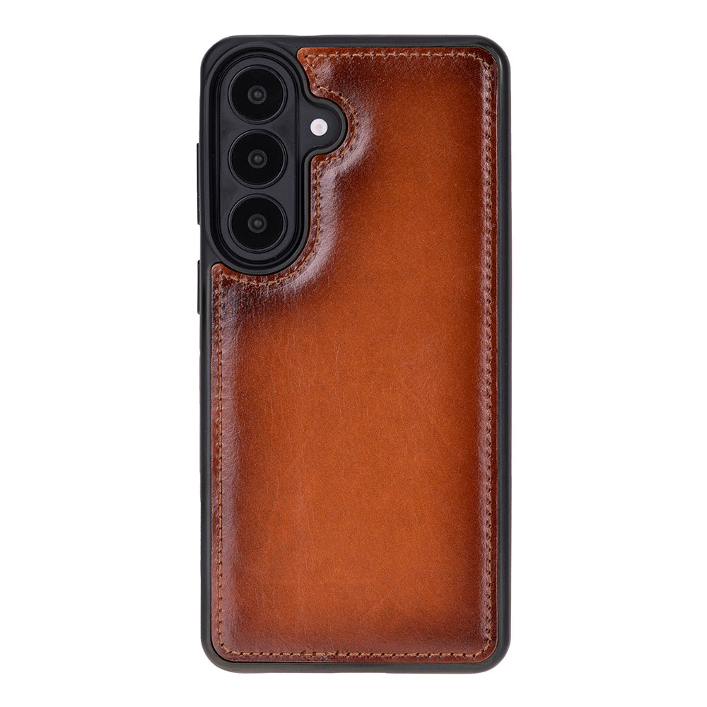 Üçlü lensli kamera modülüne sahip kahverengi deri telefon kılıfı.