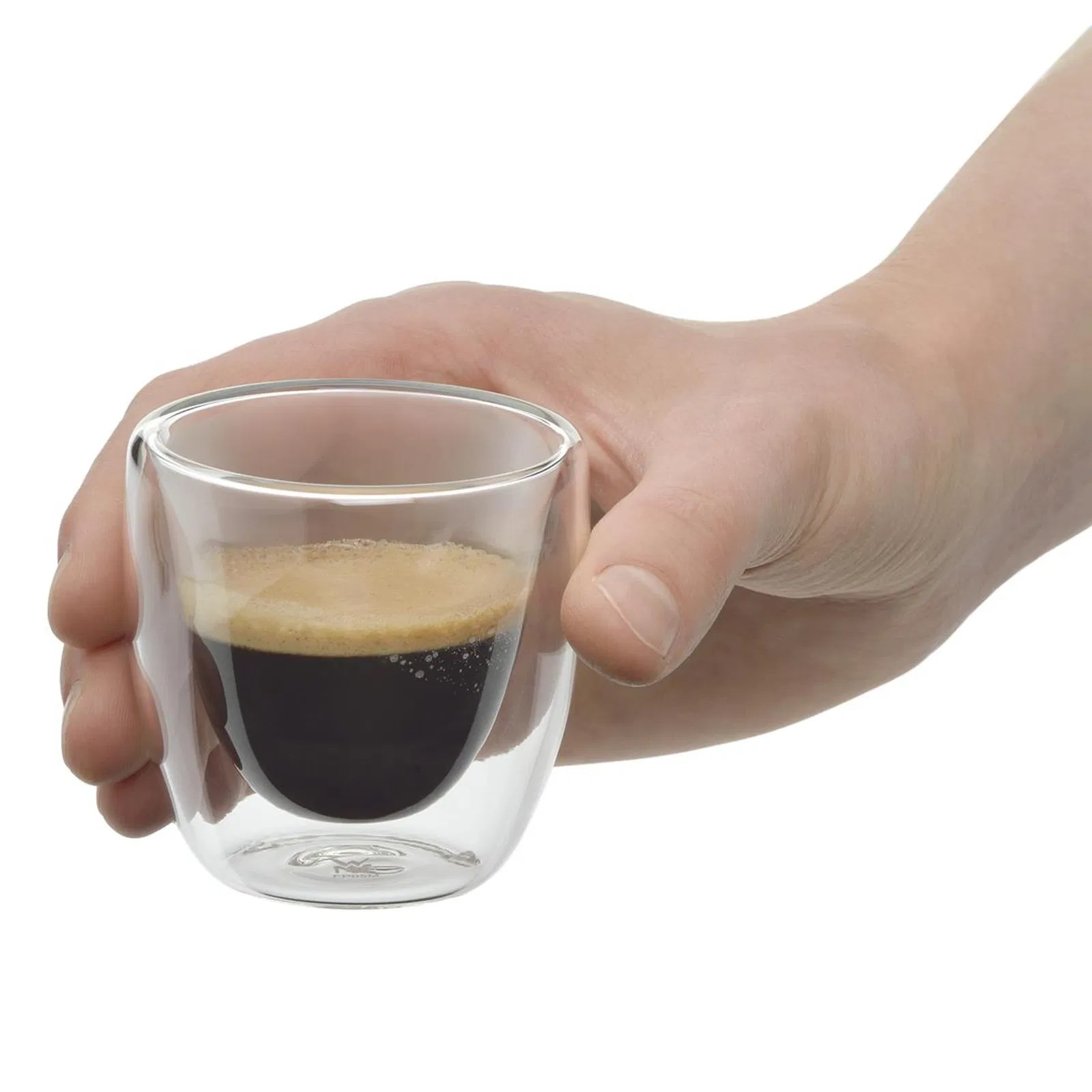 Bir el, köpüklü bir fincan espresso tutuyor.