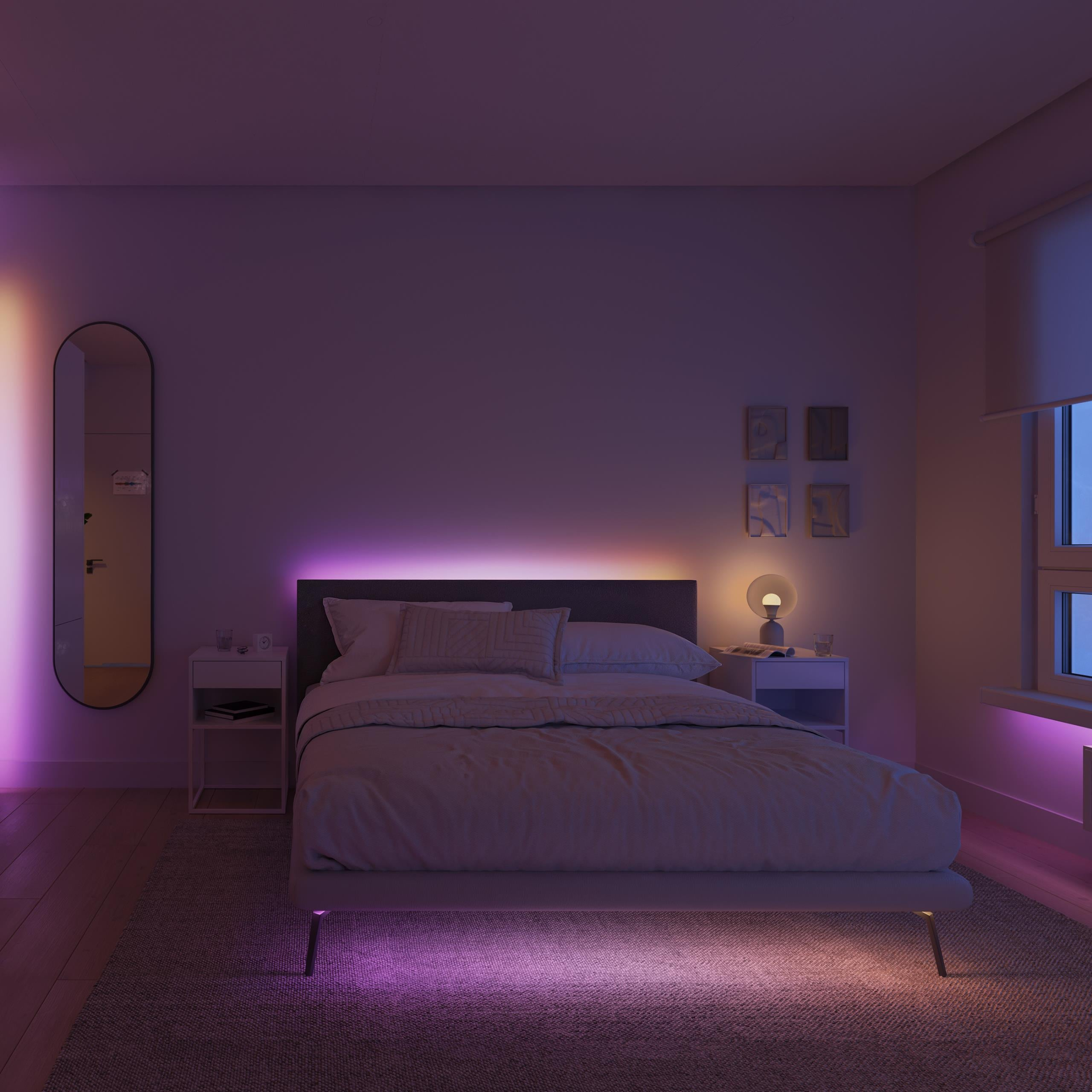 Una camera da letto moderna con letto, comodini e lampada, illuminata da LED viola.