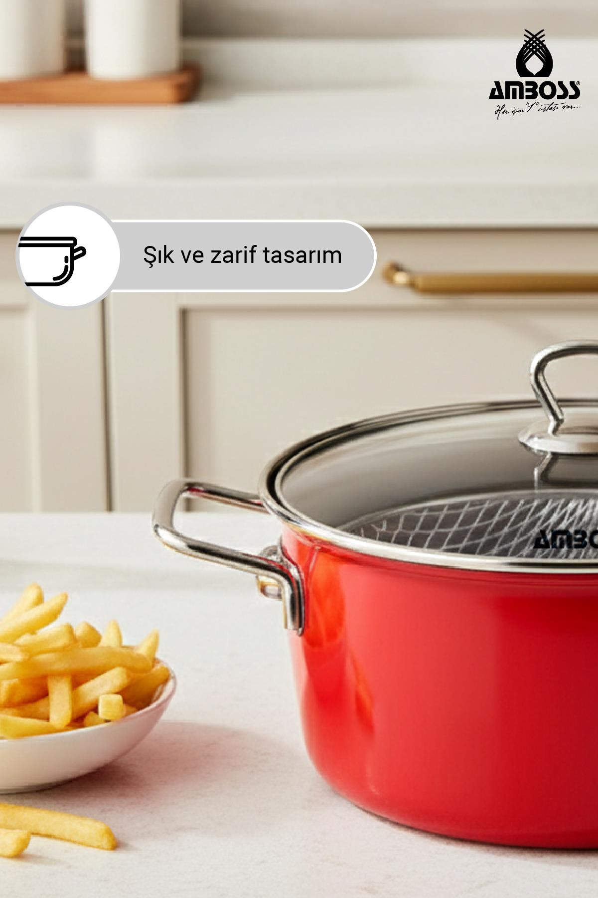 Cam kapaklı kırmızı tencere ve kaselerde patates kızartması.