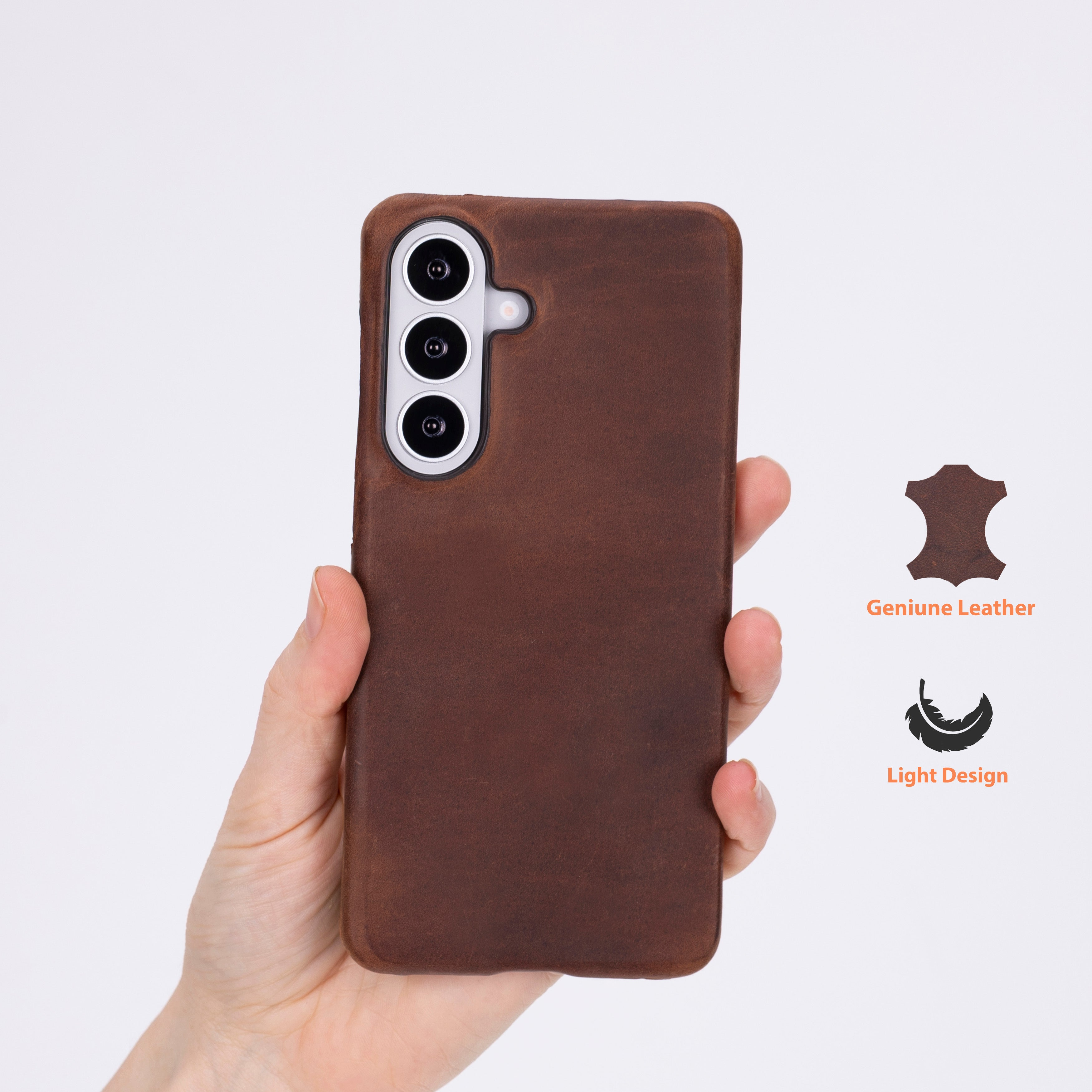 Üç kameralı kahverengi deri telefon kılıfı tutan el