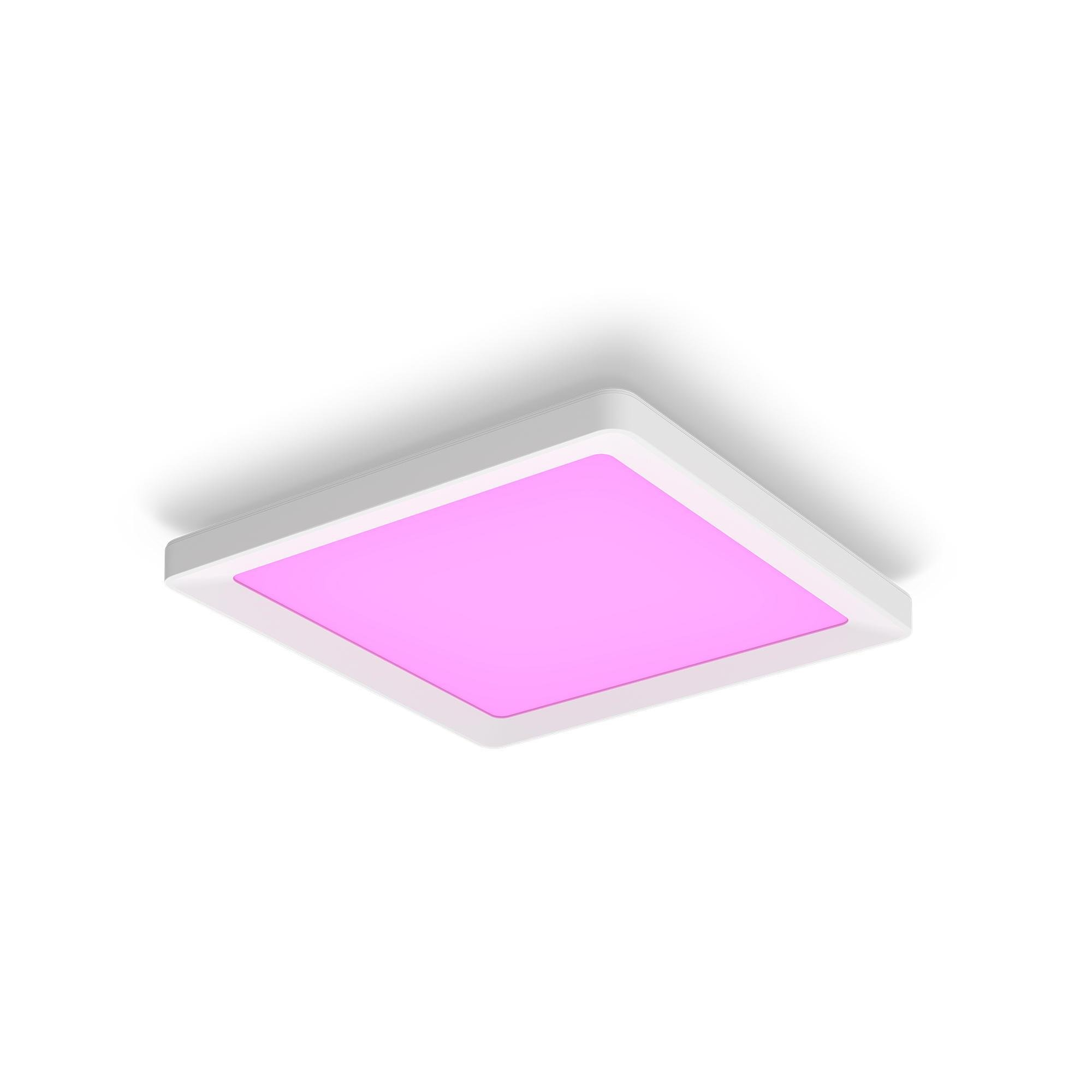 Beyaz arka plan üzerinde pembe aydınlatmalı beyaz tavan lambası.