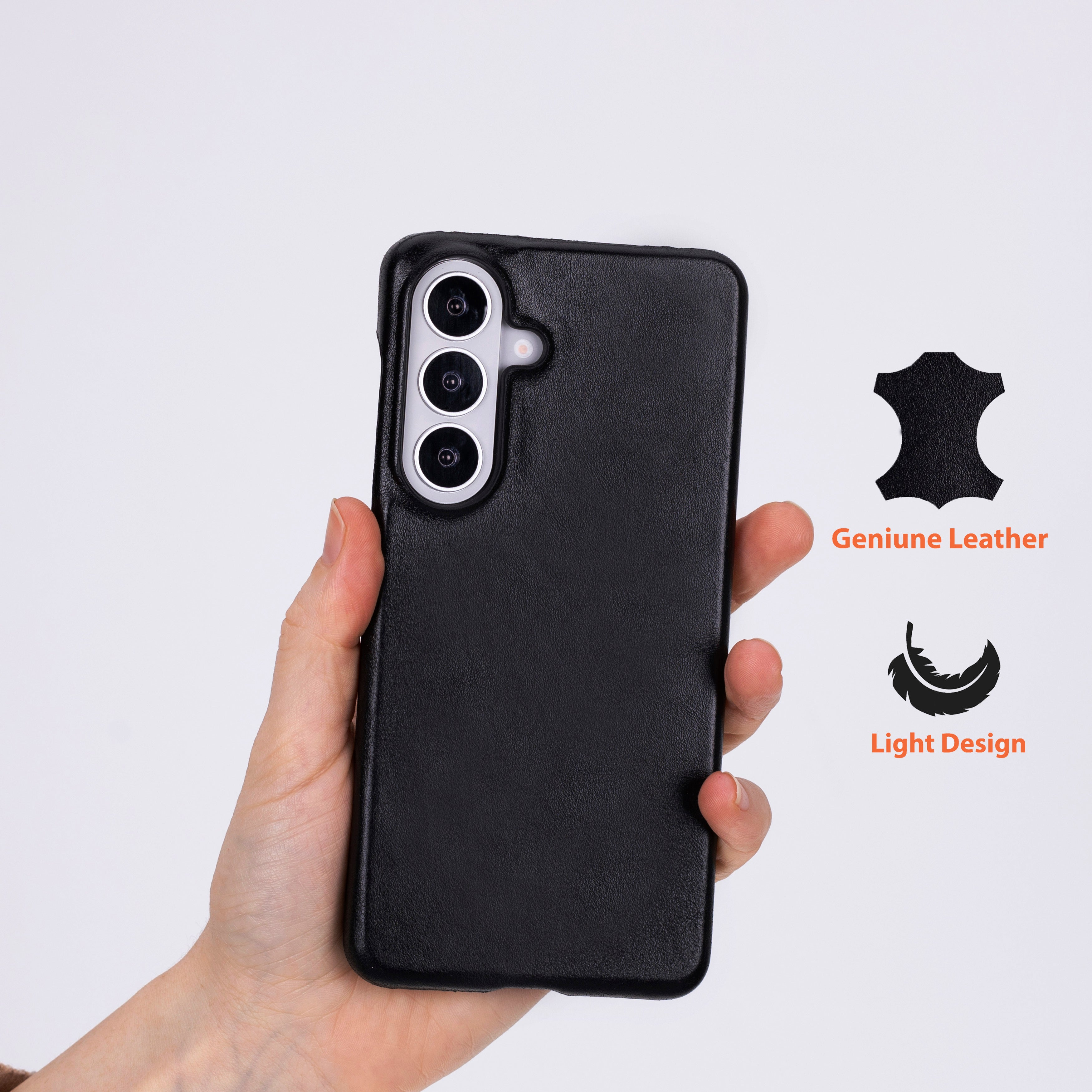 Bir el, üç kameralı siyah telefon kılıfı tutuyor. Deri sembolü.