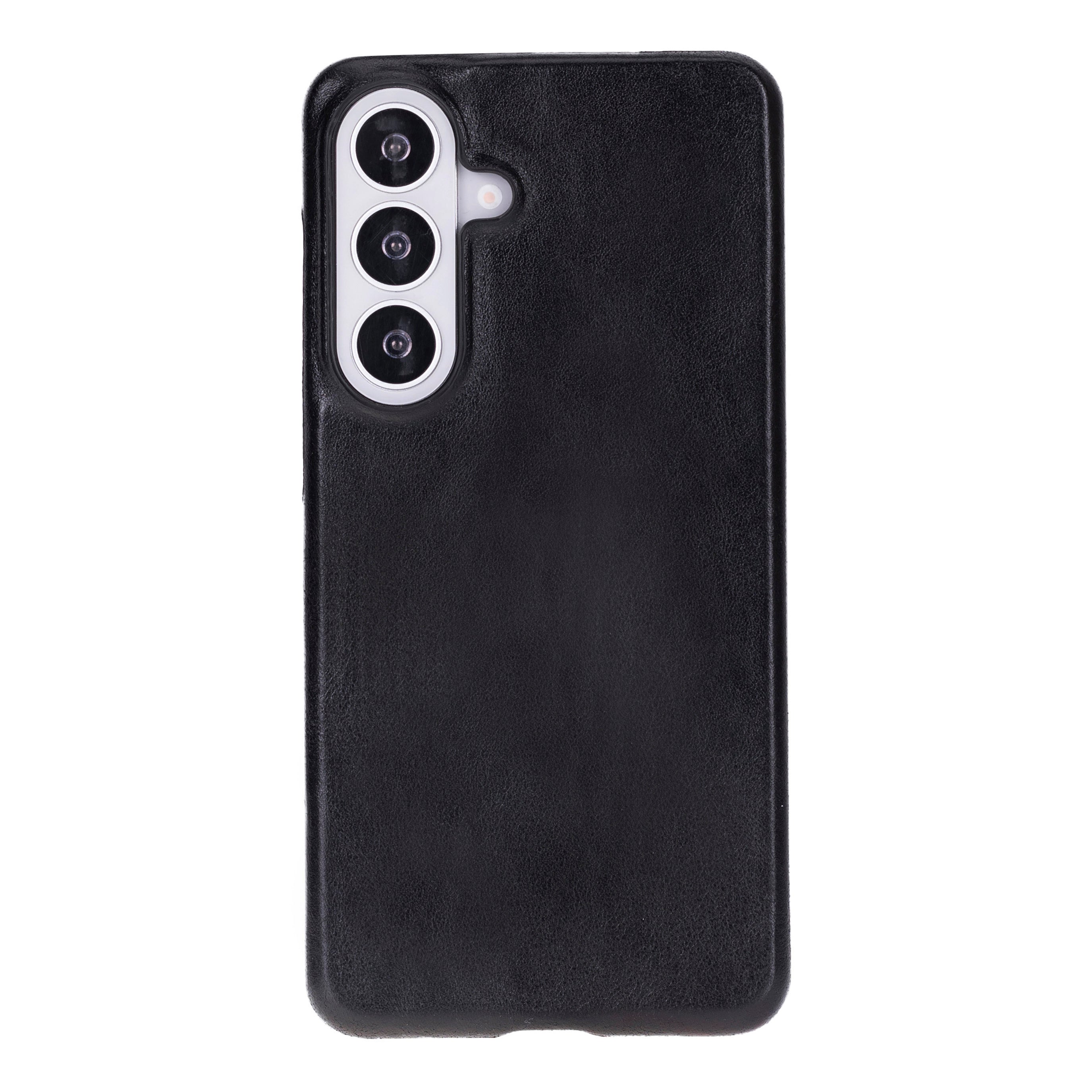 Beyaz arka plan üzerinde üç kamera ve flaşlı siyah telefon kılıfı.