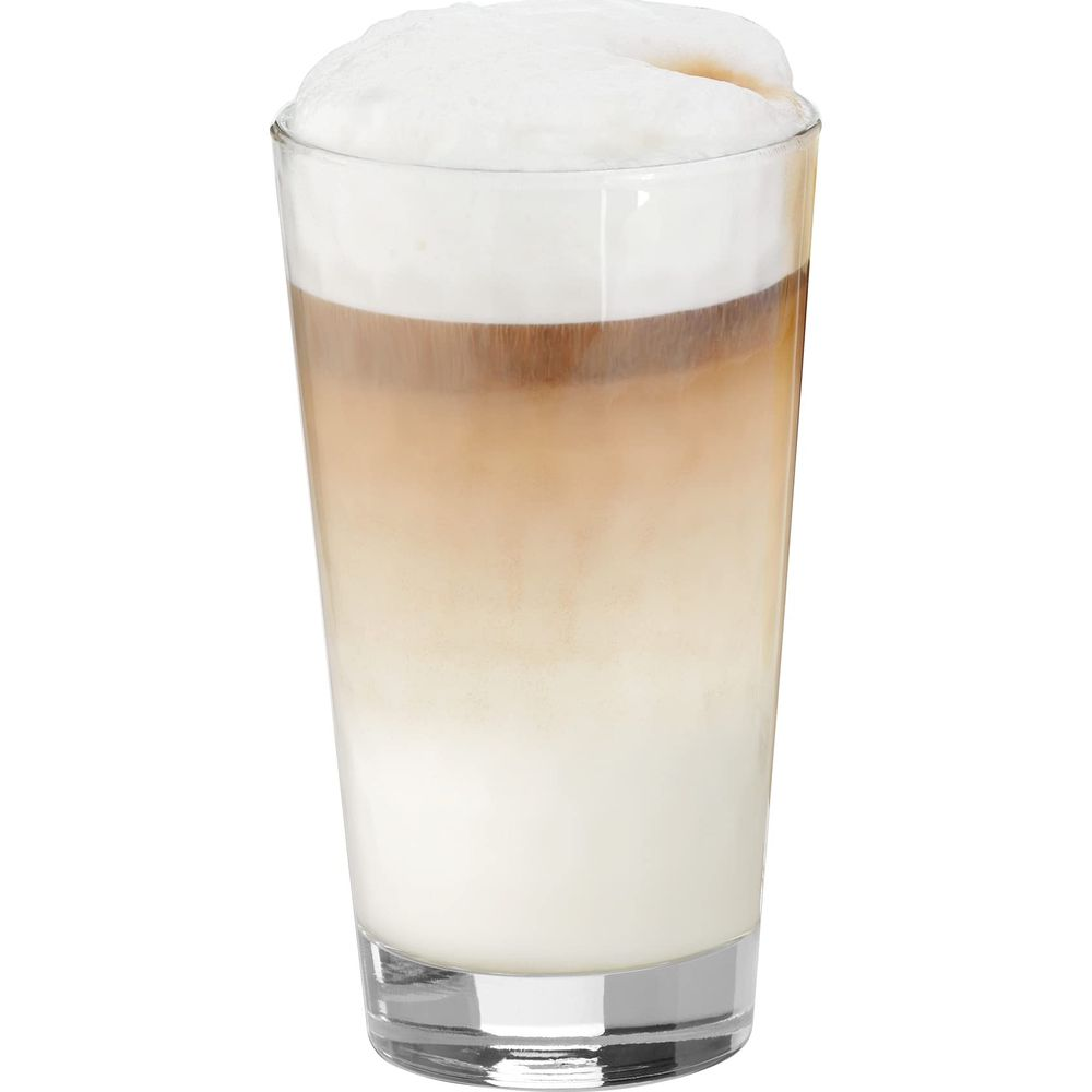 Süt köpüklü ve kahverengi katmanlı bir bardak latte macchiato.