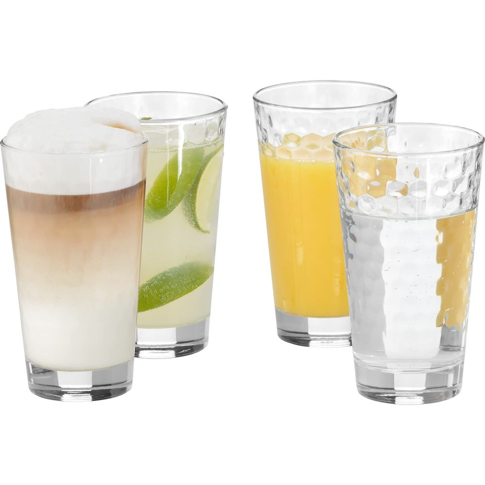 Dört bardak: latte, limonlu su, portakal suyu ve su. Beyaz arka plan.