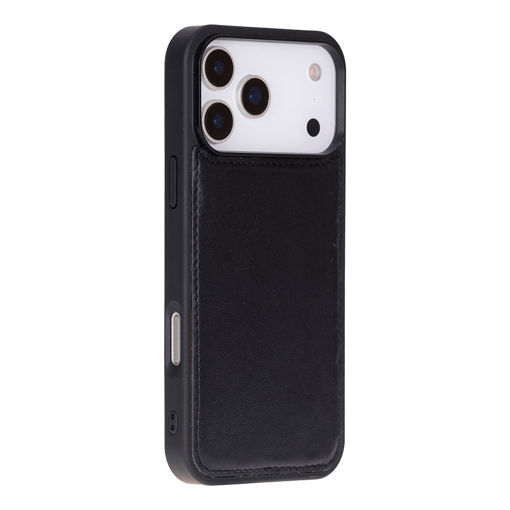 Deri arka ve üçlü kameraya sahip siyah iPhone kılıfı.