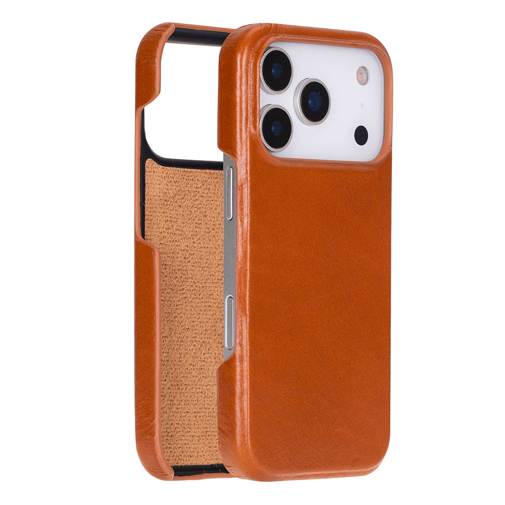 Kamera kesimli kahverengi deri iPhone kılıfı.