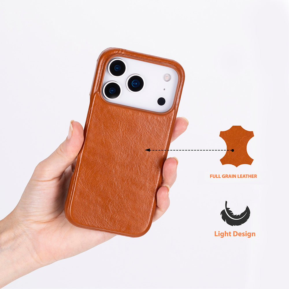Bir el, beyaz arka plana karşı kahverengi deri telefon kılıfı tutuyor.
