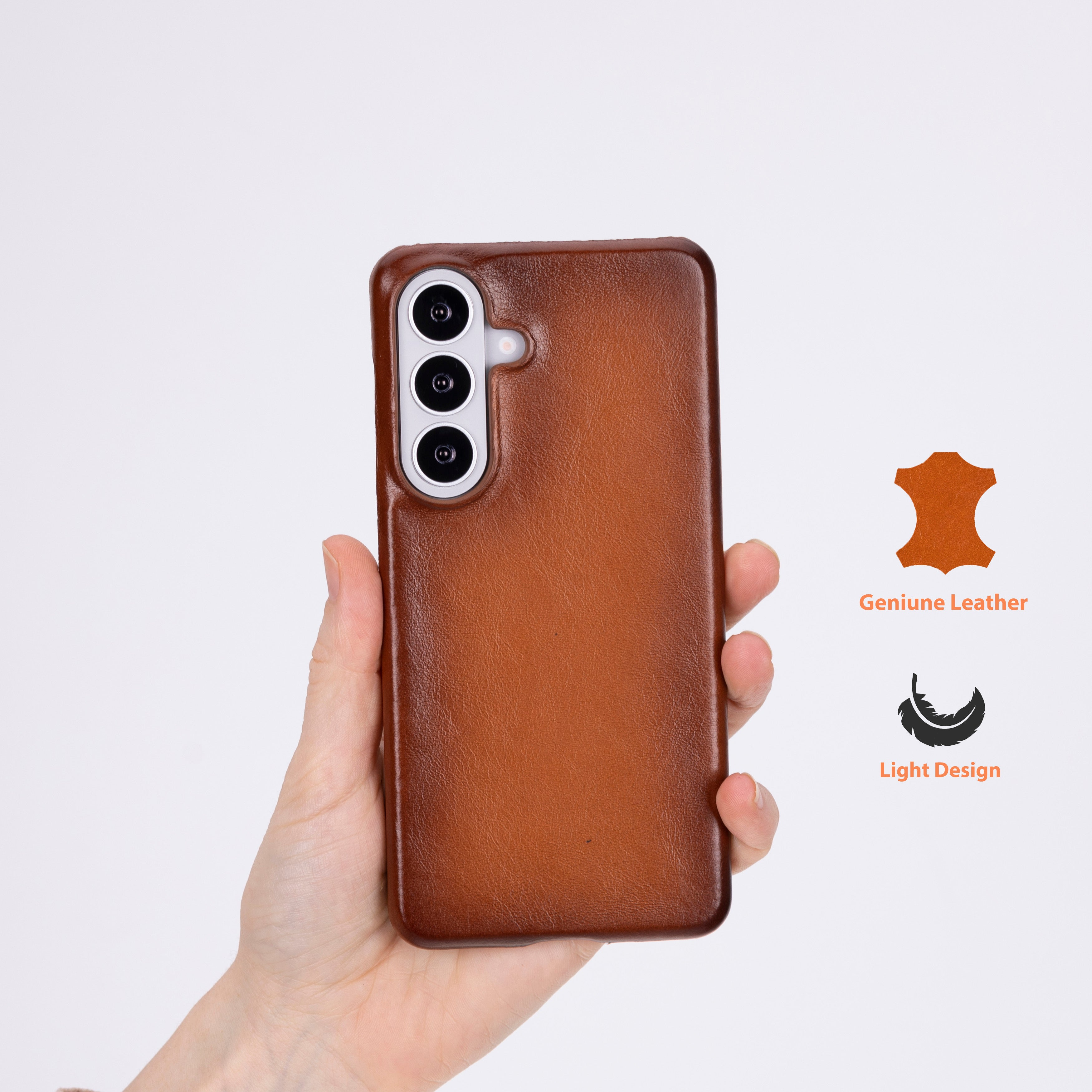 Üç kameralı akıllı telefon için kahverengi deri kılıf.