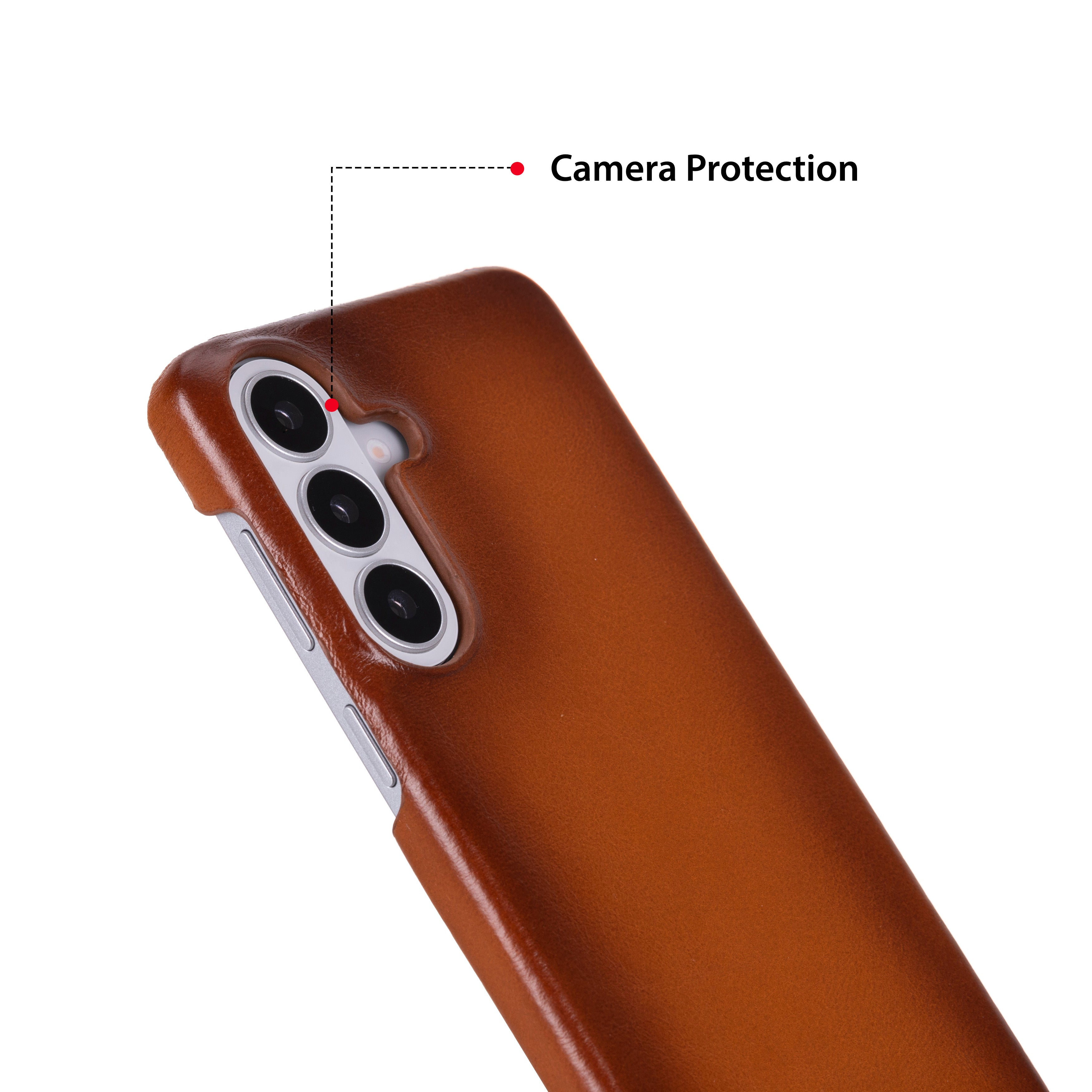Yükseltilmiş kamera çerçeveli kahverengi telefon kılıfı, yakın çekim.