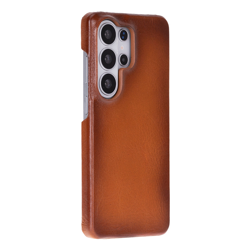 Arka tarafında kamera modülü bulunan kahverengi deri telefon kılıfı, beyaz arka plan.