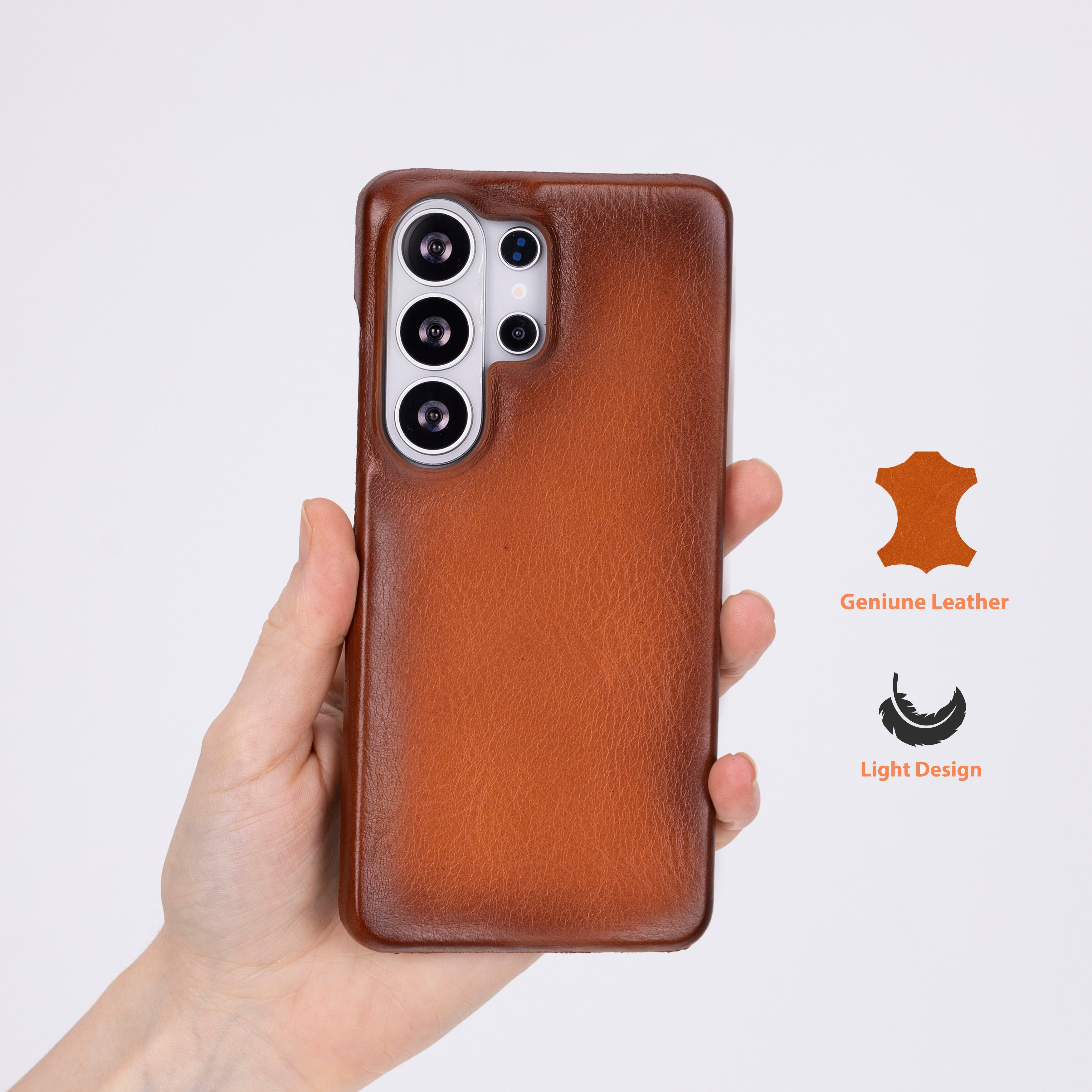 Elde tutulan, çok kameralı kahverengi deri telefon kılıfı.