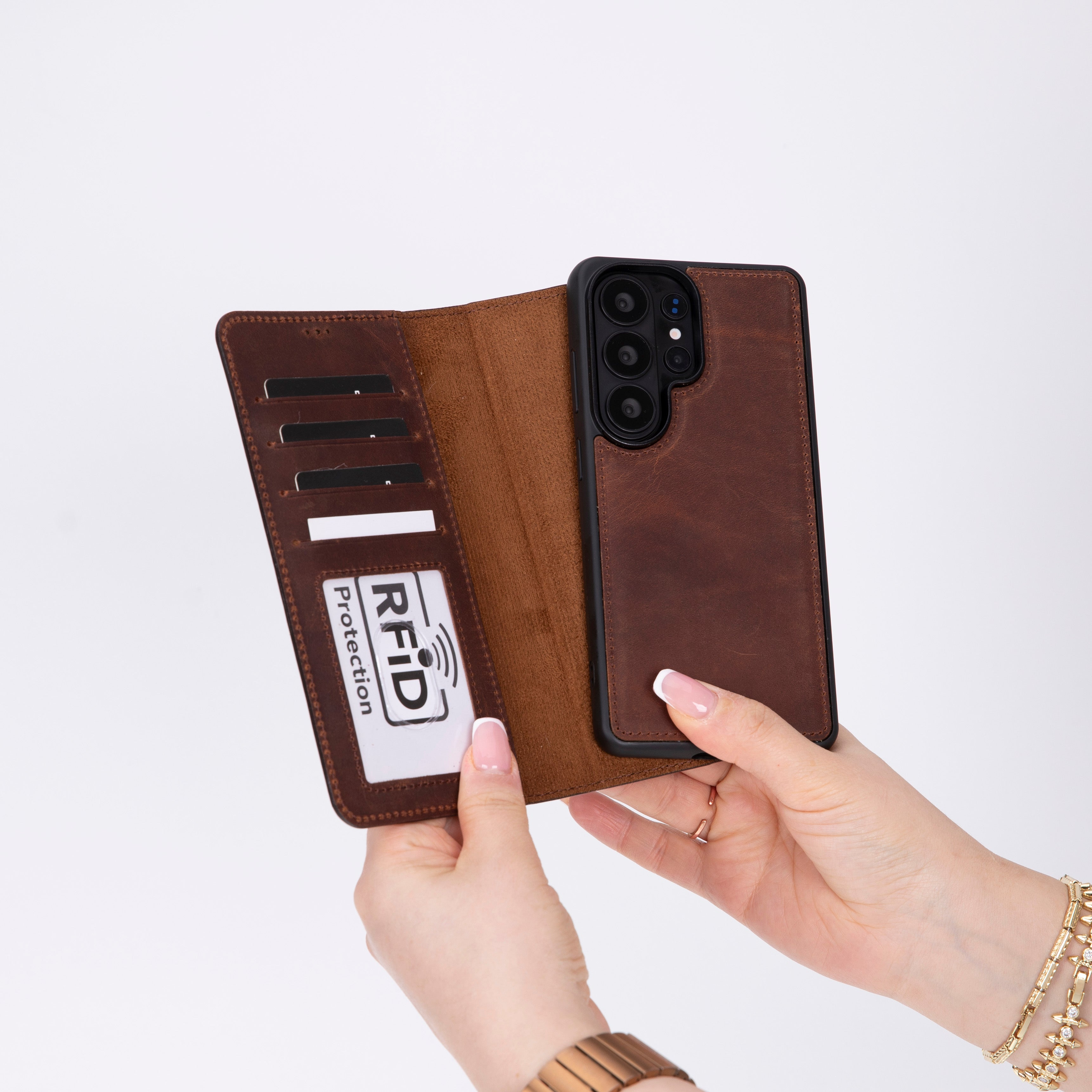 Kart yuvalı ve RFID korumalı kahverengi deri cüzdan telefon kılıfı.