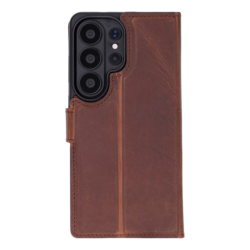 Görünür kamera modüllü akıllı telefon için kahverengi deri cüzdan.