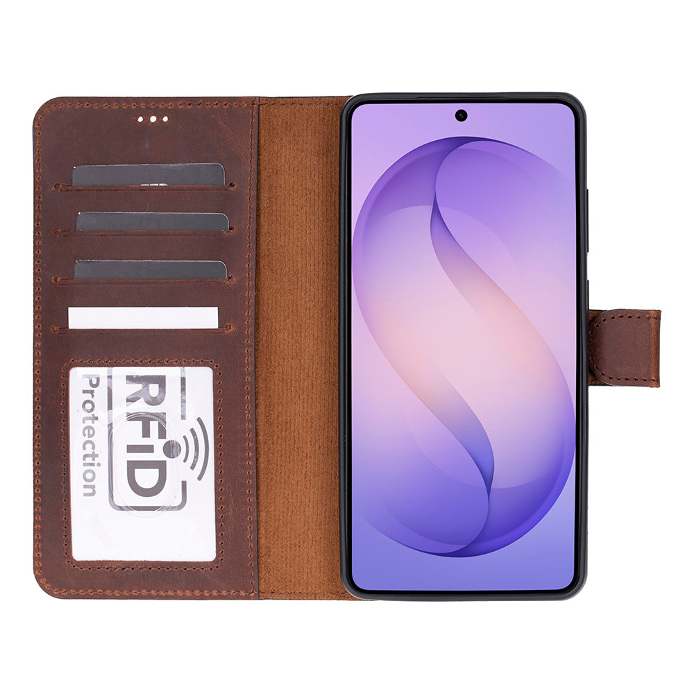 Kart yuvaları ve RFID korumalı kahverengi deri telefon kılıfı, açık halde telefonla.