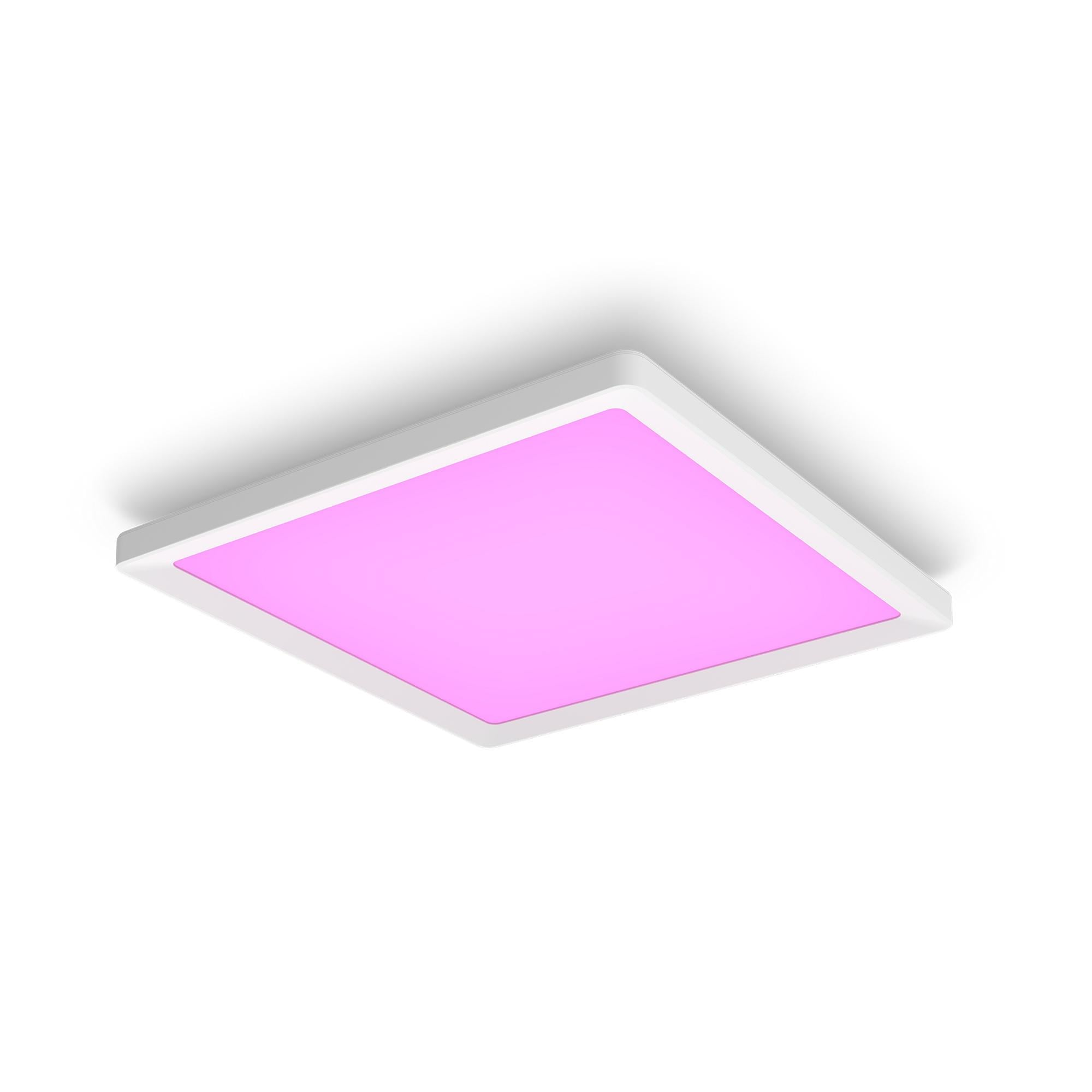 Beyaz çerçeveli, pembe aydınlatmalı kare tavan lambası.