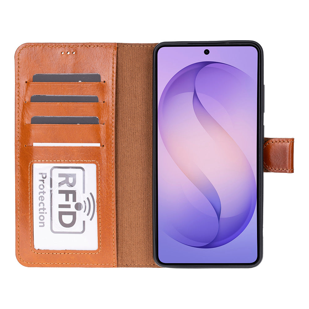 Akıllı telefonun yanında kart yuvaları ve RFID korumalı kahverengi deri cüzdan kılıfı.