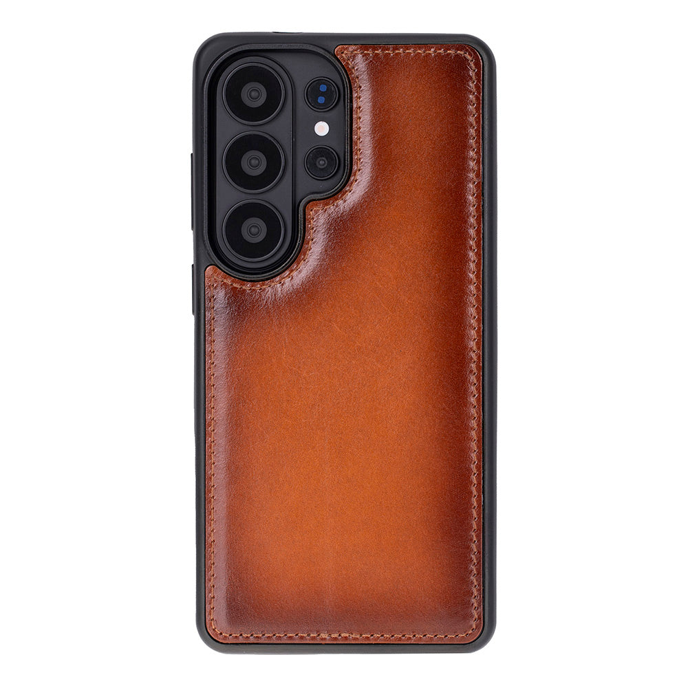 Kamera lensi kesimli kahverengi deri telefon kılıfı.