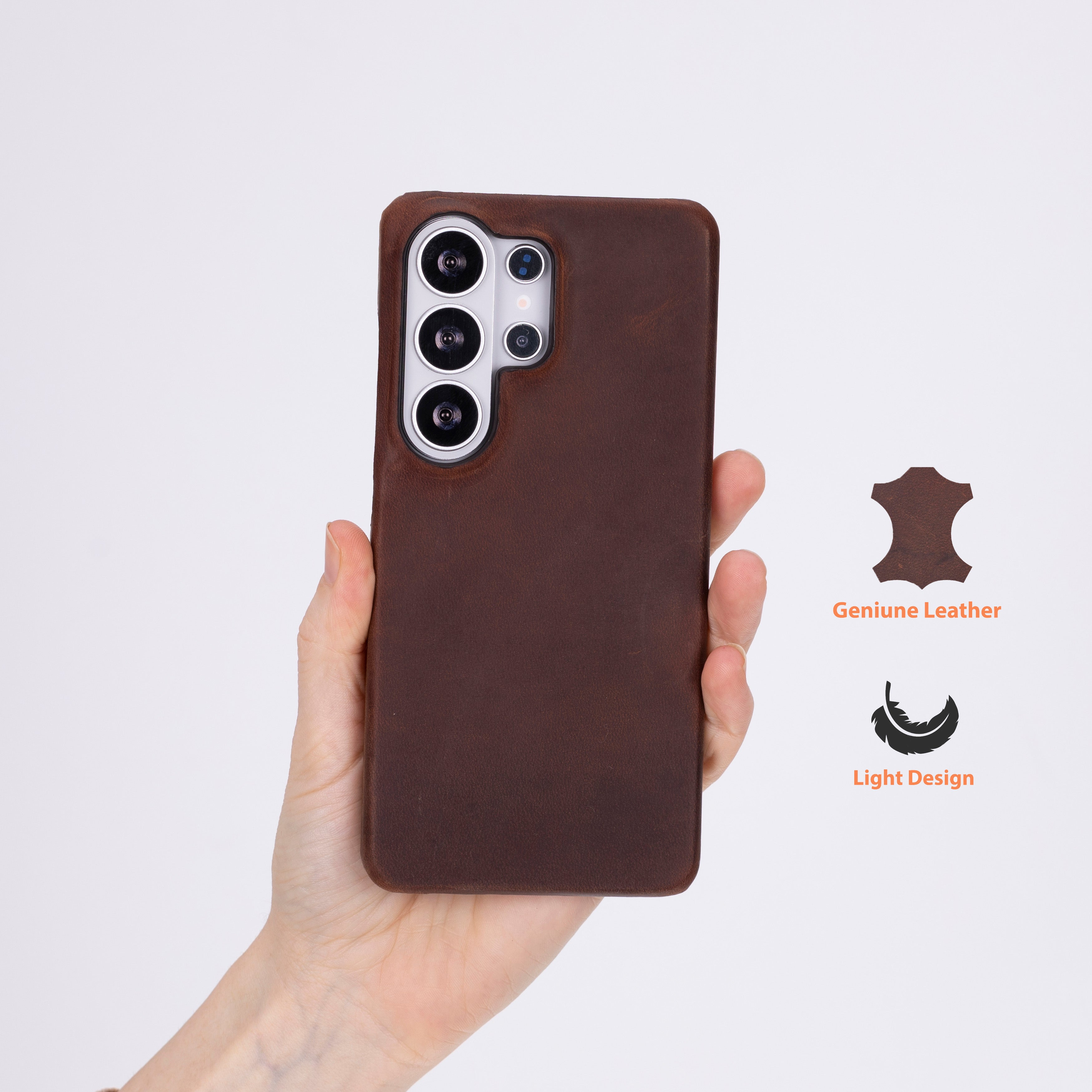 Elin içinde dört kamera lensi bulunan kahverengi deri telefon kılıfı tutuluyor.