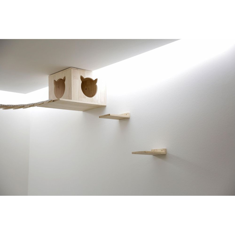 Ein hölzernes Katzenhaus an der Decke mit zwei Fensteröffnungen in Katzenform.