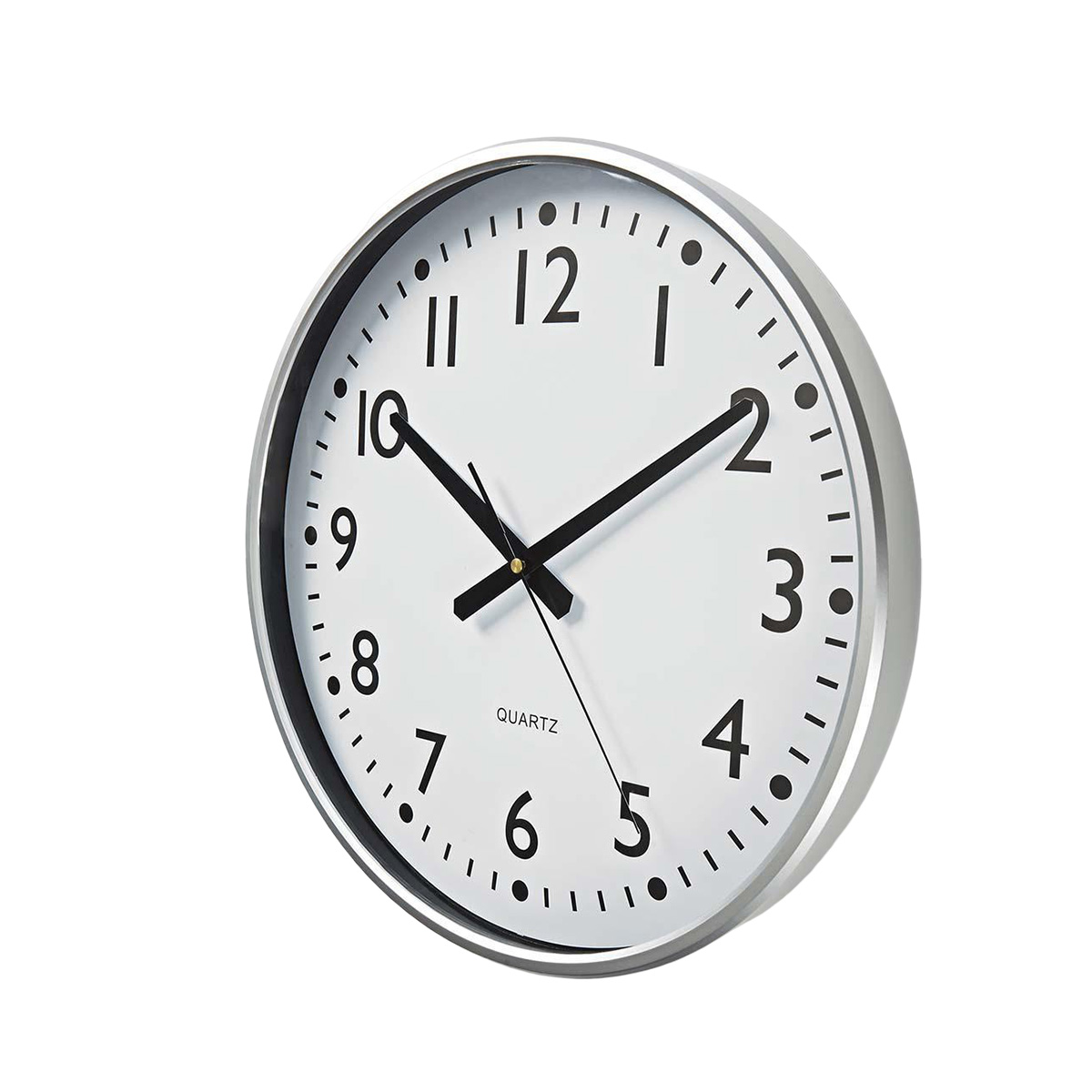 Eine weiße Wanduhr mit schwarzen Zahlen und Zeigern auf weißem Hintergrund.
