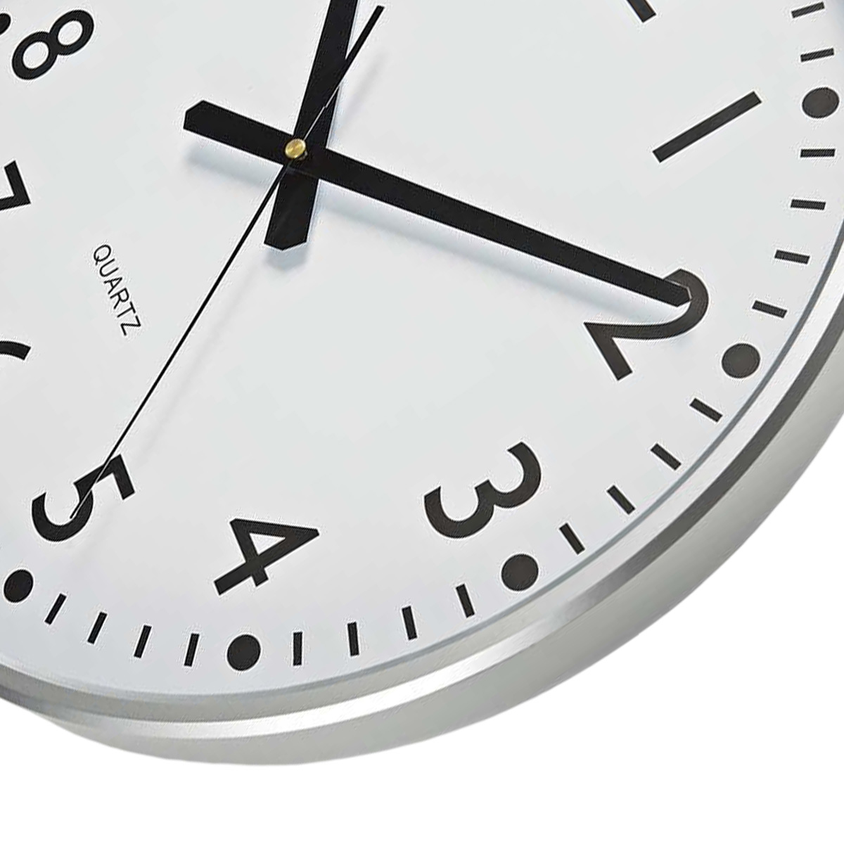 Nahaufnahme einer weißen Wanduhr mit schwarzen Ziffern und Zeigern.