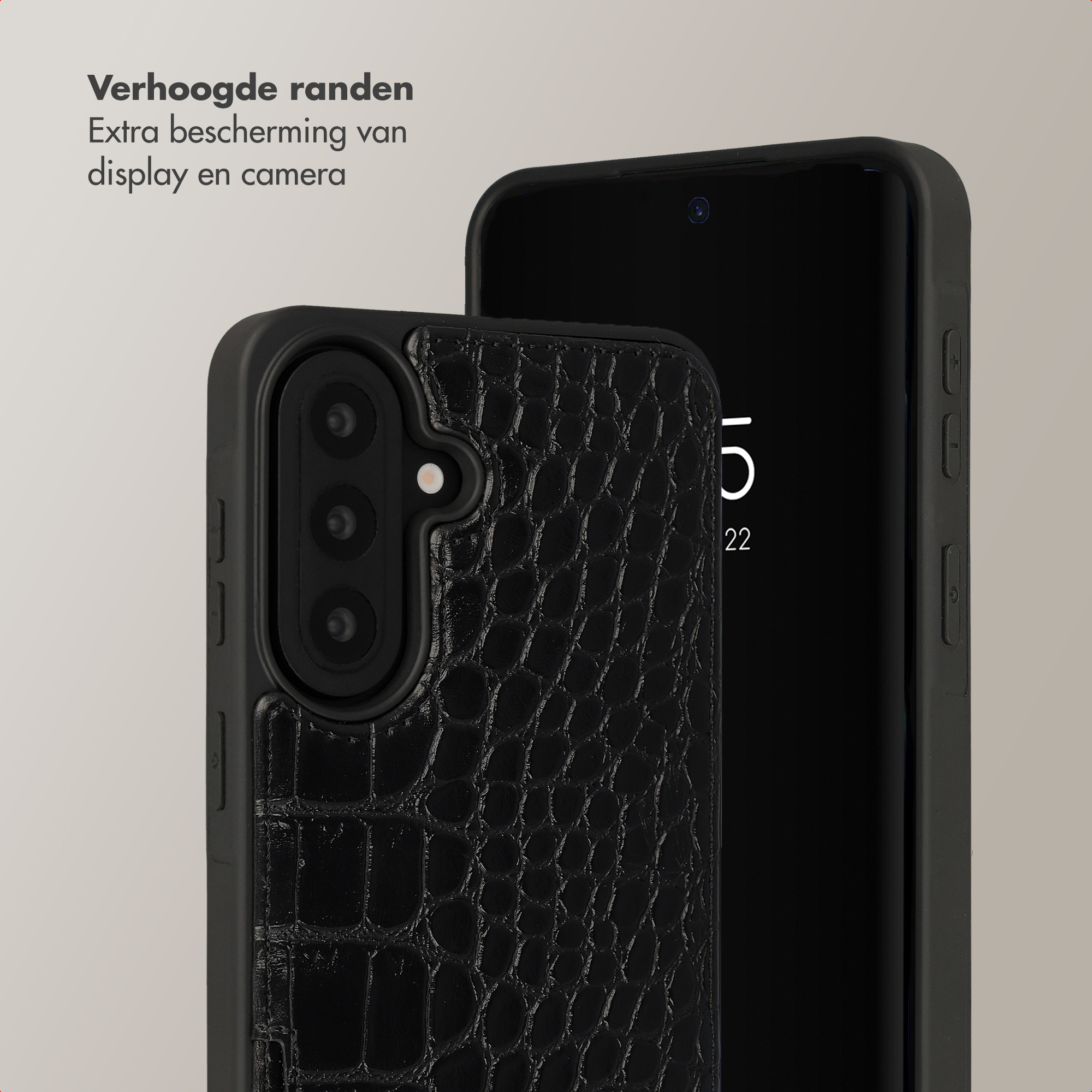 Cover nera con stampa coccodrillo, protegge fotocamera e display.