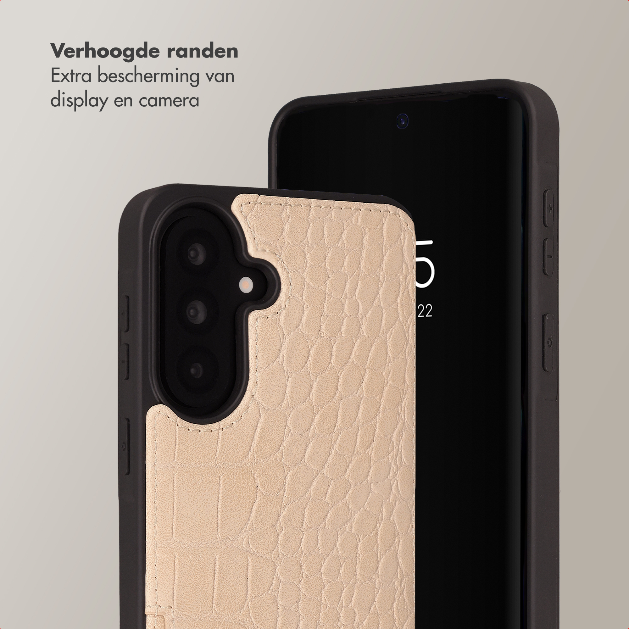 Een beige krokodillenleren telefoonhoes beschermt een zwarte smartphone met camera's.