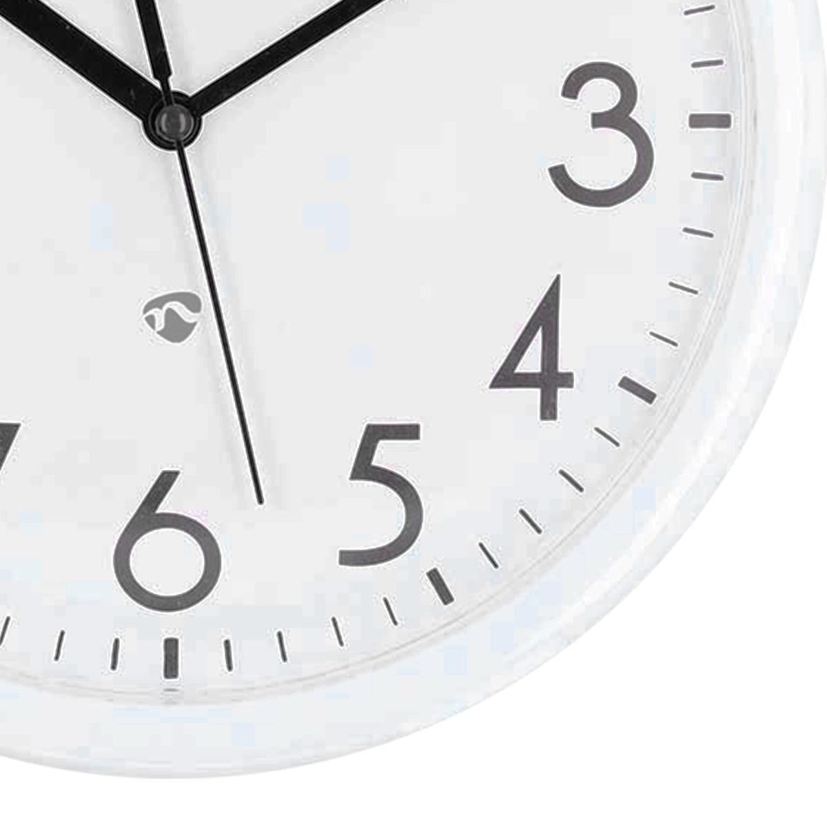 Nahaufnahme einer weißen Wanduhr mit schwarzen Zeigern und Zahlen.