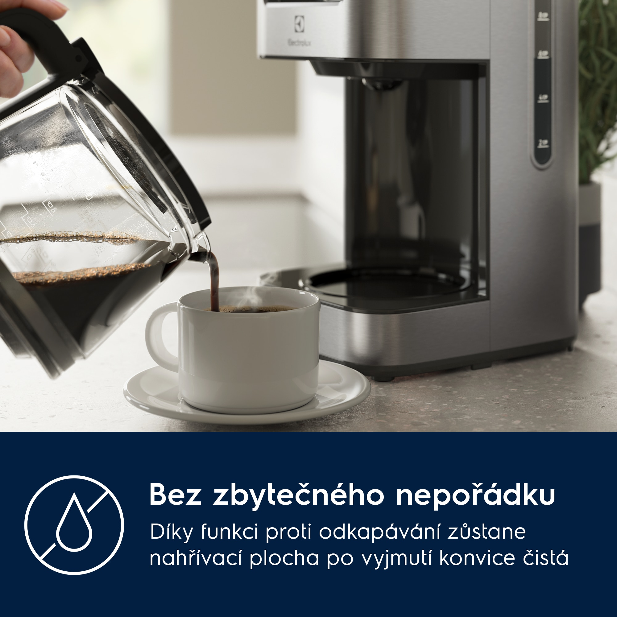 Kahve sürahisi, kahve makinesinin yanındaki beyaz fincana kahve döküyor.