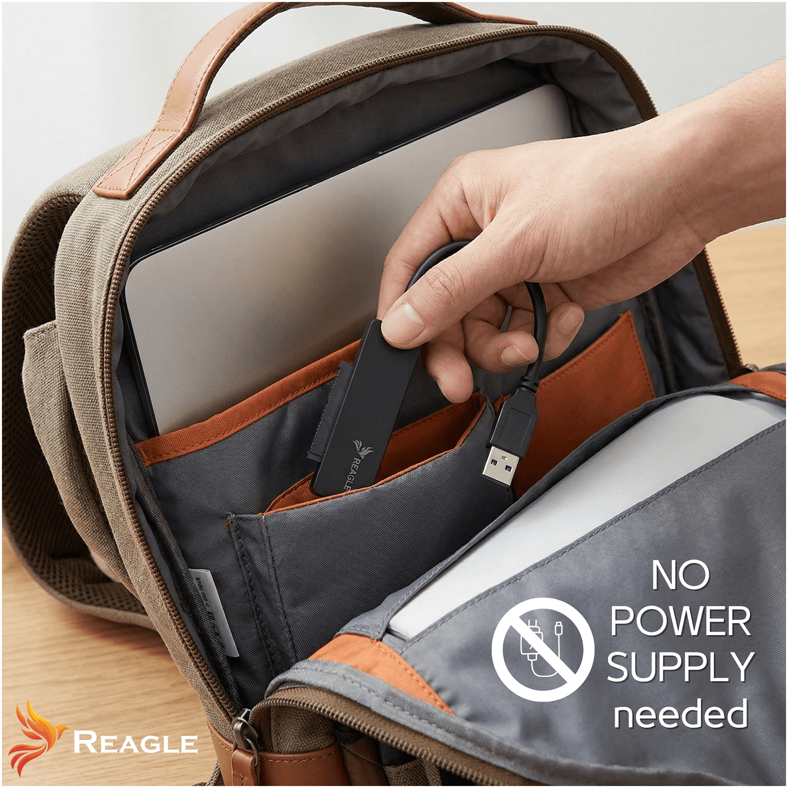 Mano inserta adaptador USB-C en bolsillo de mochila con portátil.