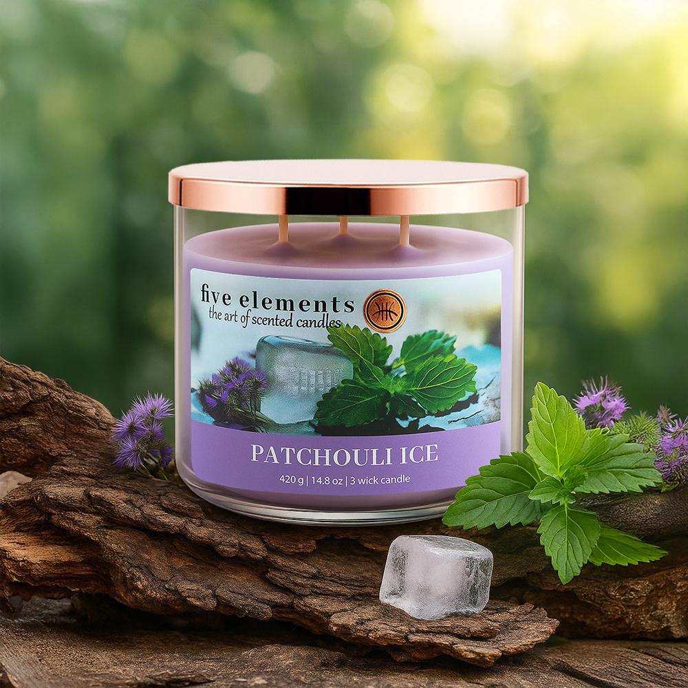 Ein dreifach Docht Kerze mit Lavendel-Patchouli-Duft, auf Holz mit Eiswürfeln.