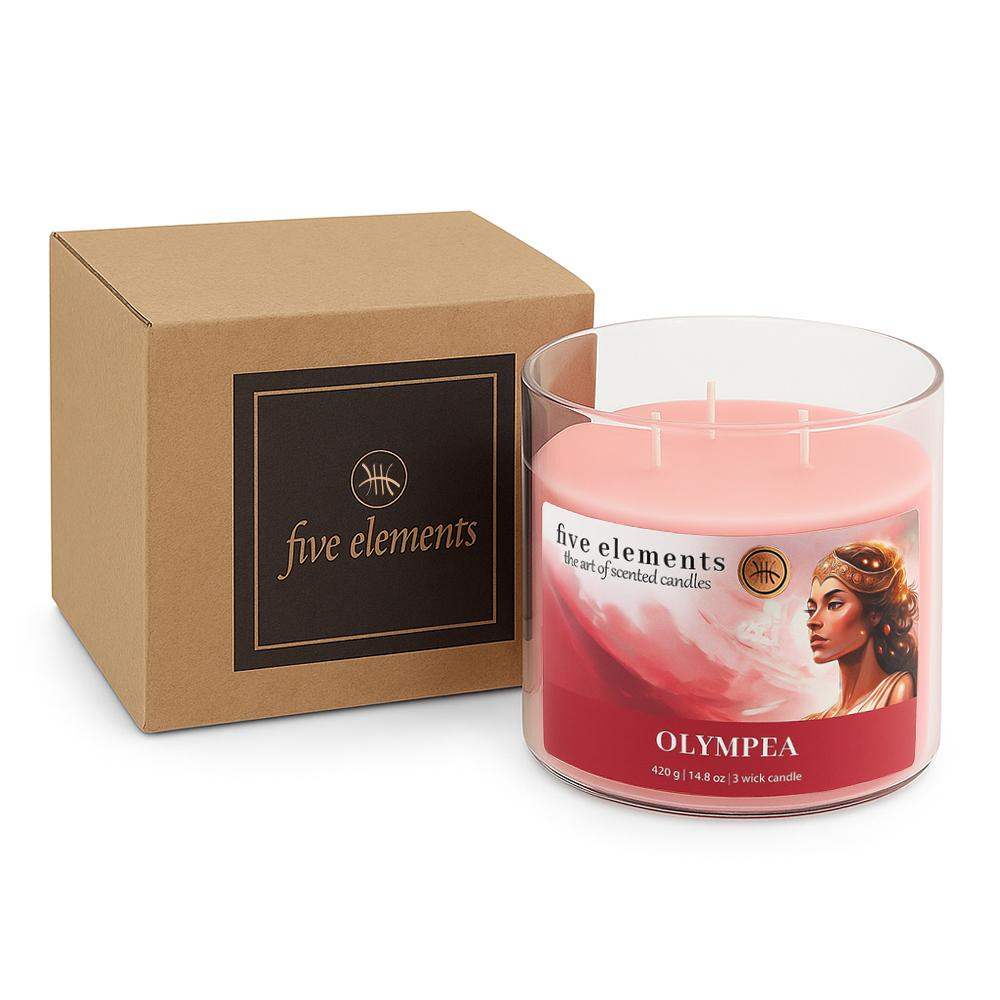Eine rosa Drei-Docht-Kerze mit der Aufschrift OLYMPEA steht neben ihrer braunen Pappschachtel.