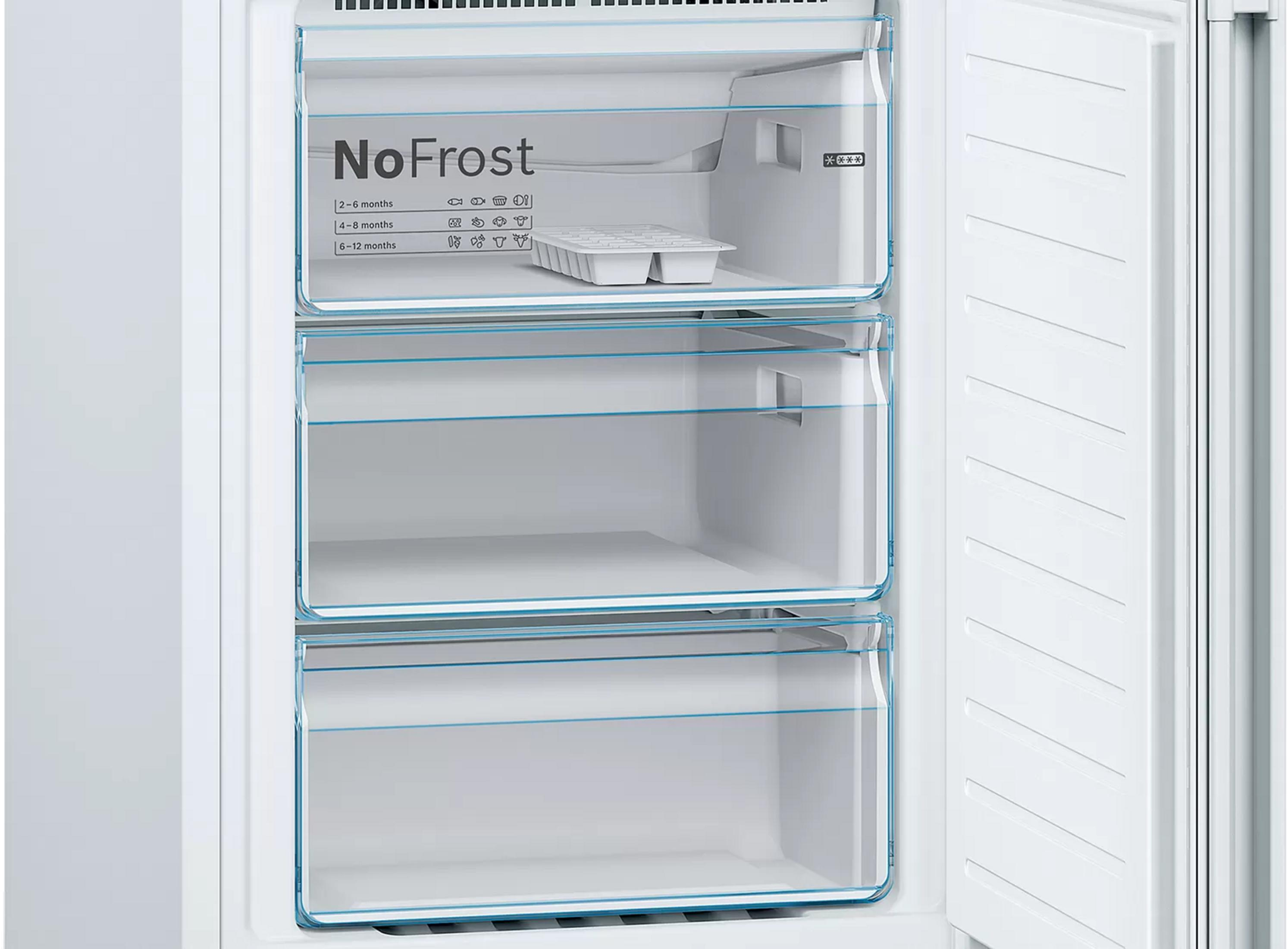 Widok wnętrza białej zamrażarki z trzema przezroczystymi szufladami i tacką na kostki lodu.