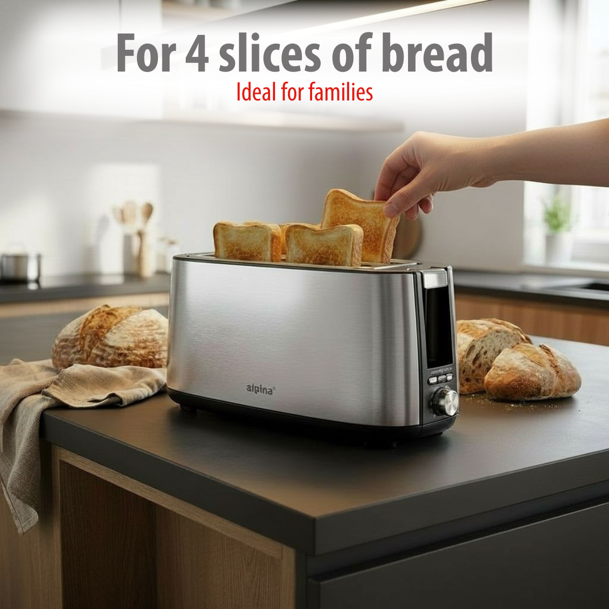 Eine Hand legt Toastbrot in einen silbernen Toaster mit vier Scheiben Brot daneben.