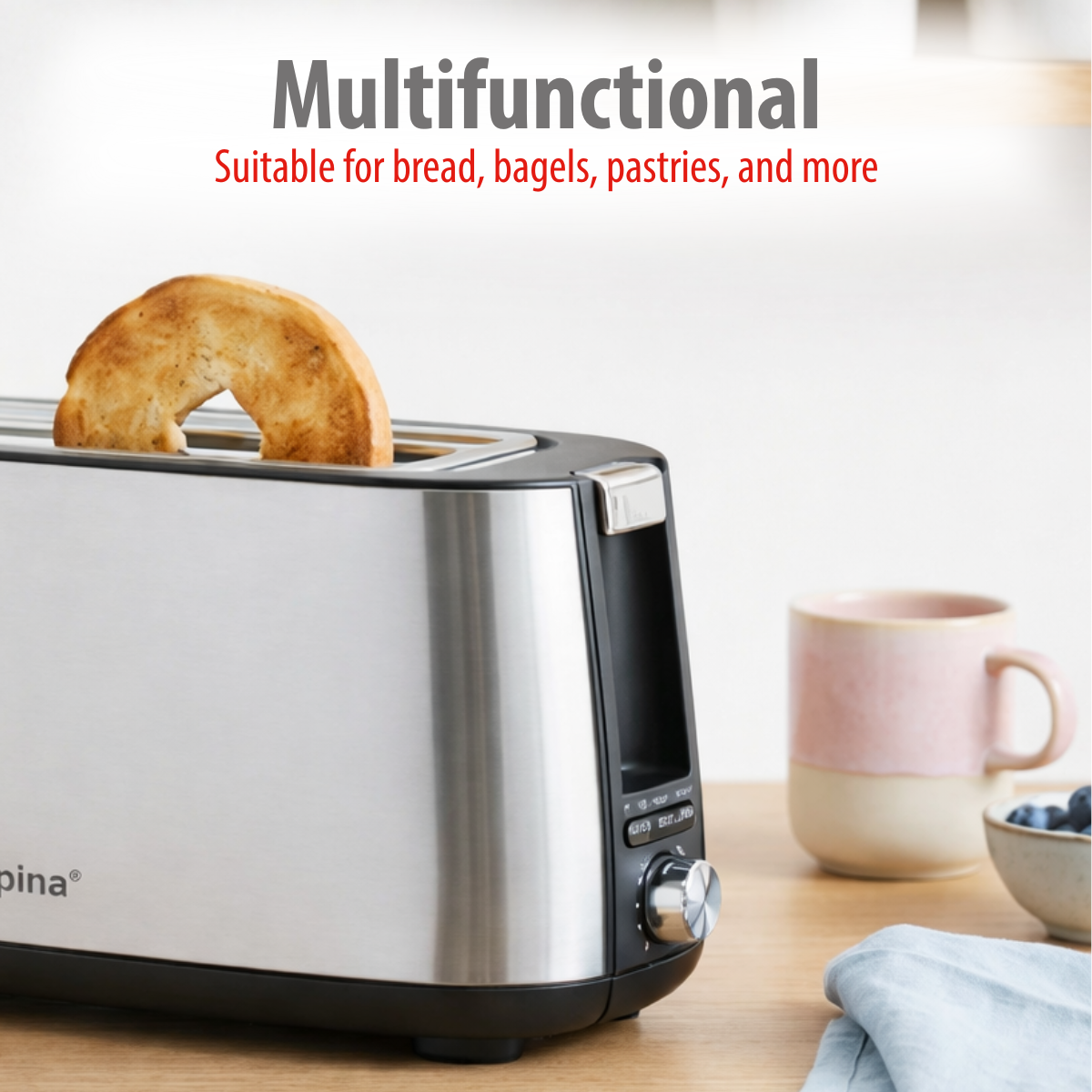Ein silberner Toaster mit Toastbrot darin, daneben eine Tasse und Blaubeeren.