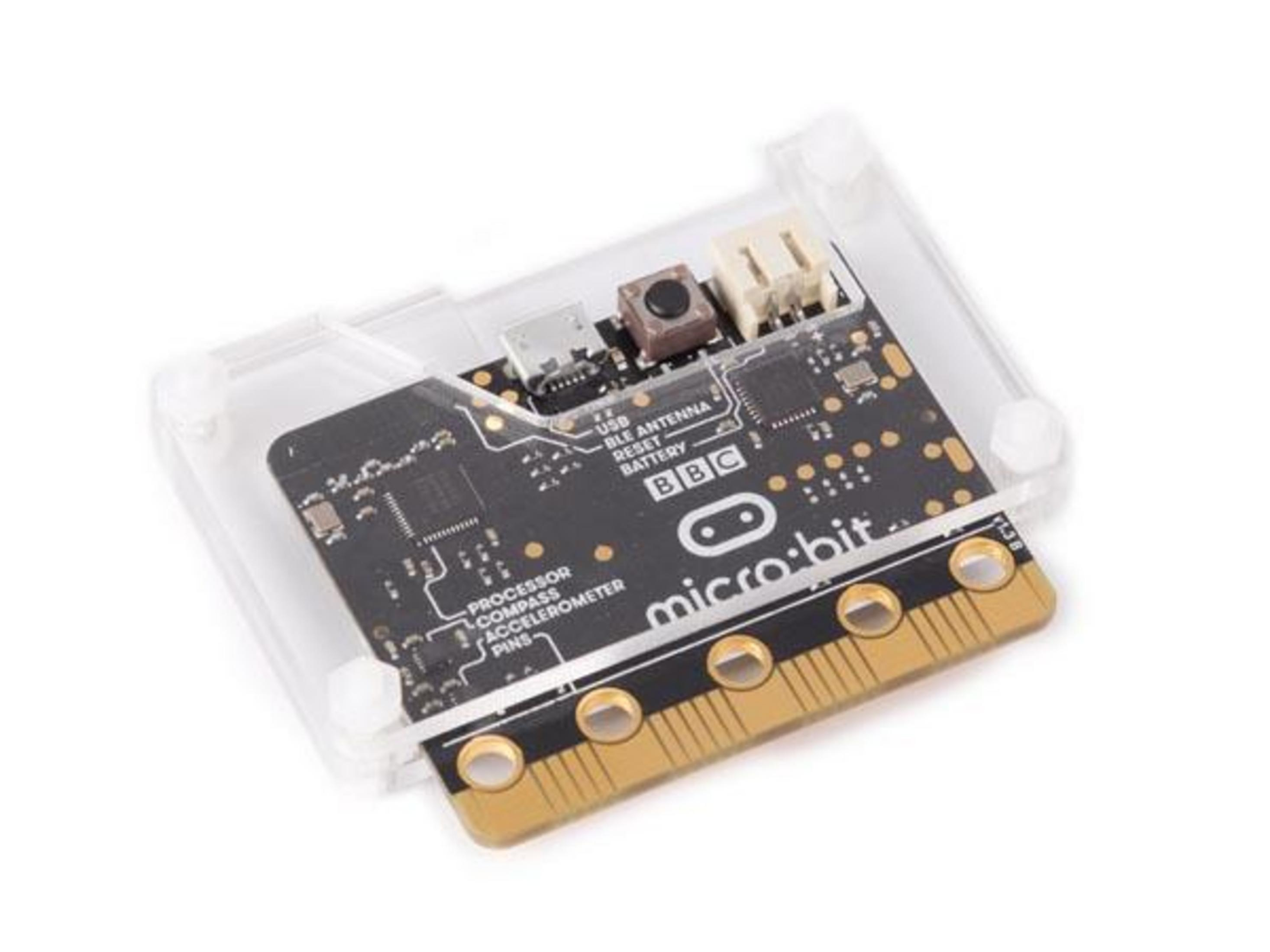 Ein Micro:bit-Board in einem durchsichtigen Gehäuse mit USB-, Antennen- und Batterieanschlüssen.