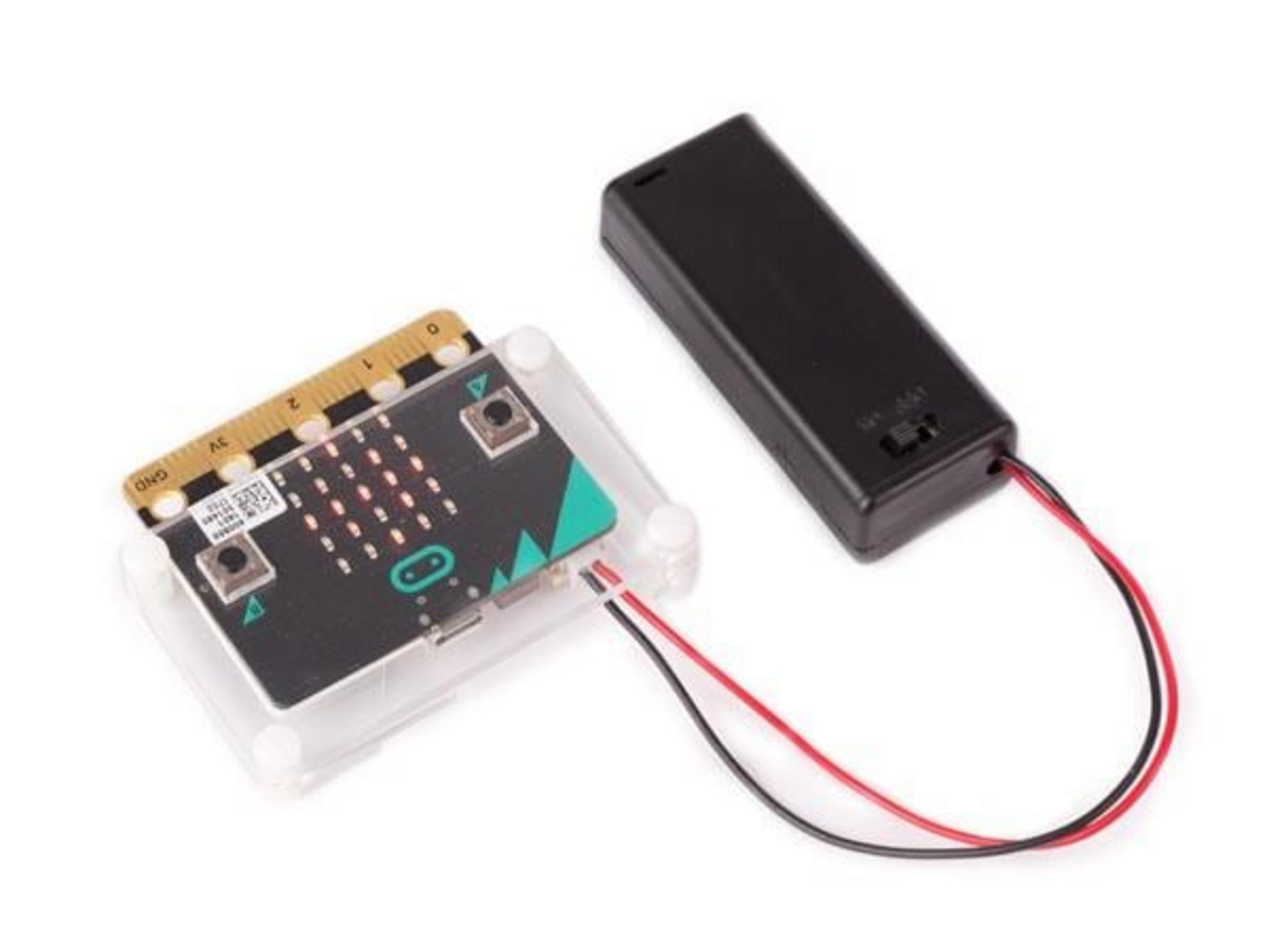 Ein Mikrocontroller-Board mit Batteriefach und Kabeln auf weißem Hintergrund.