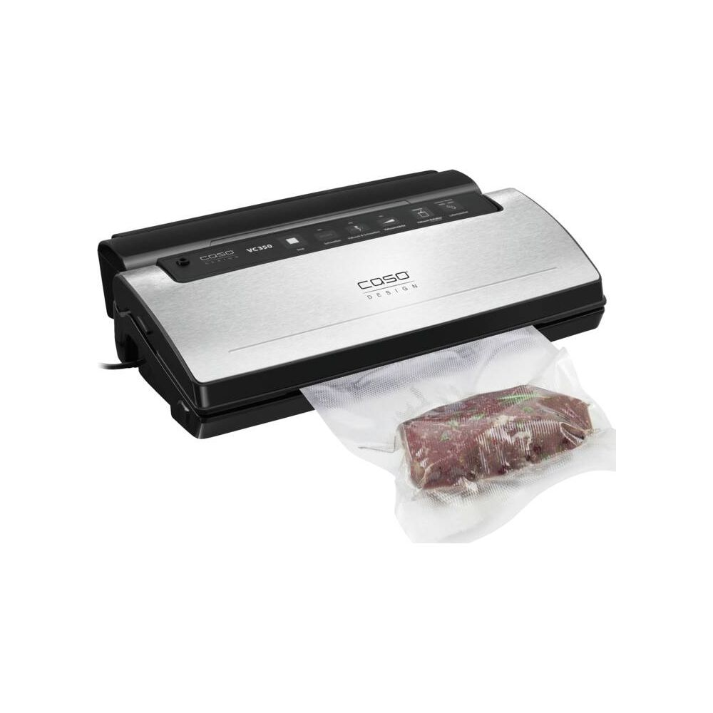Una macchina sottovuoto COSO argentata sigilla un pezzo di carne cruda in un sacchetto di plastica.