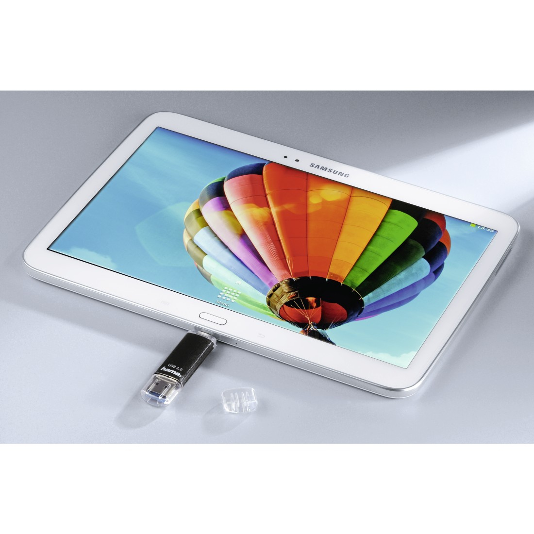 Un tablet con un pallone aerostatico colorato come sfondo, accanto a una chiavetta USB.