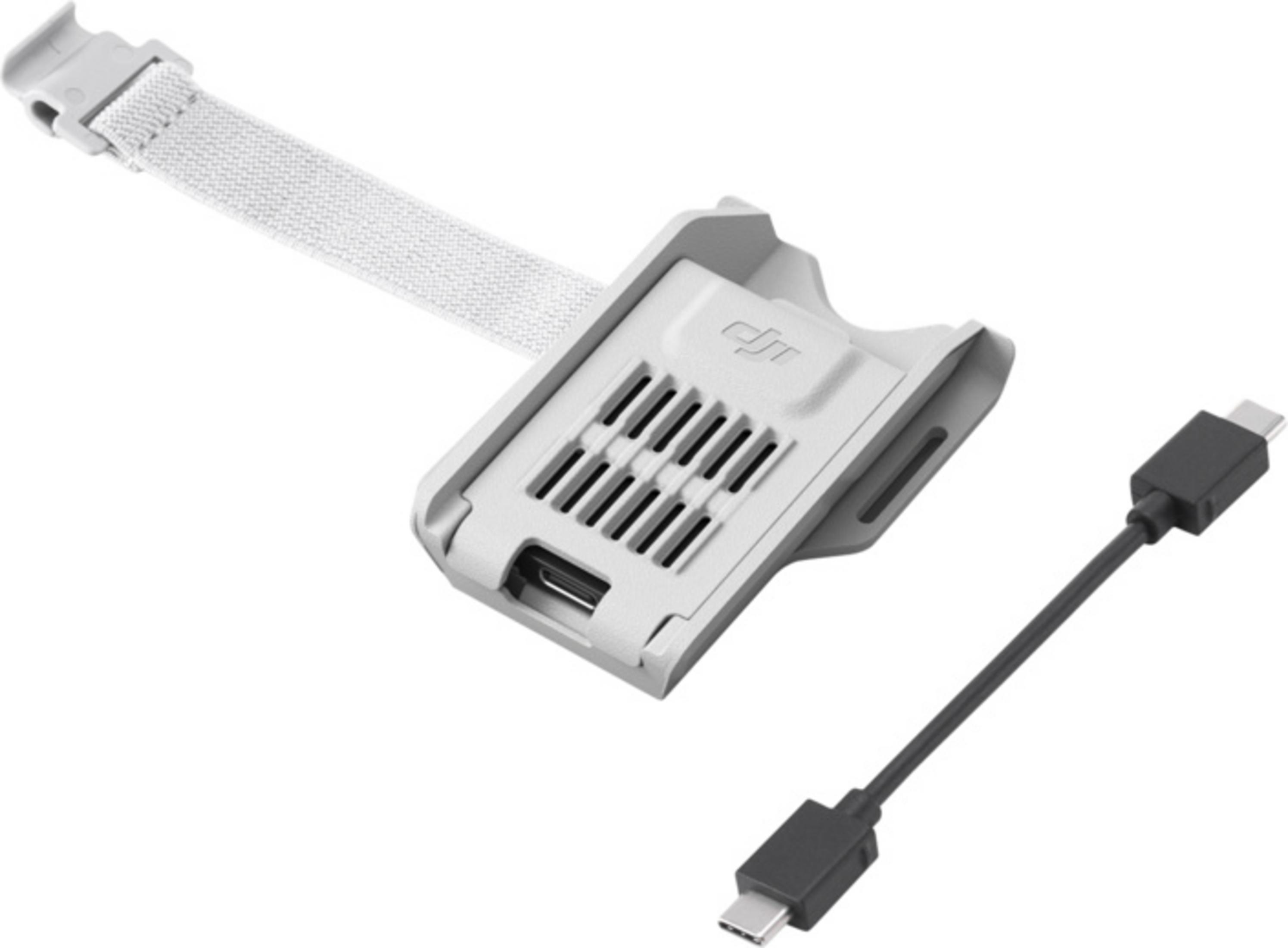 Un accessorio DJI bianco con prese d'aria e un cavo USB-C nero.