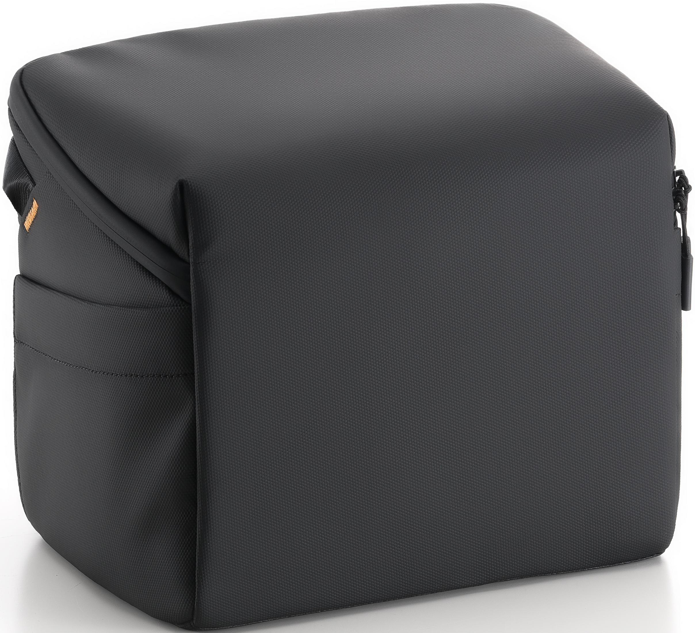 Czarna, prostopadłościenna torba z zamkiem i pomarańczowym akcentem.