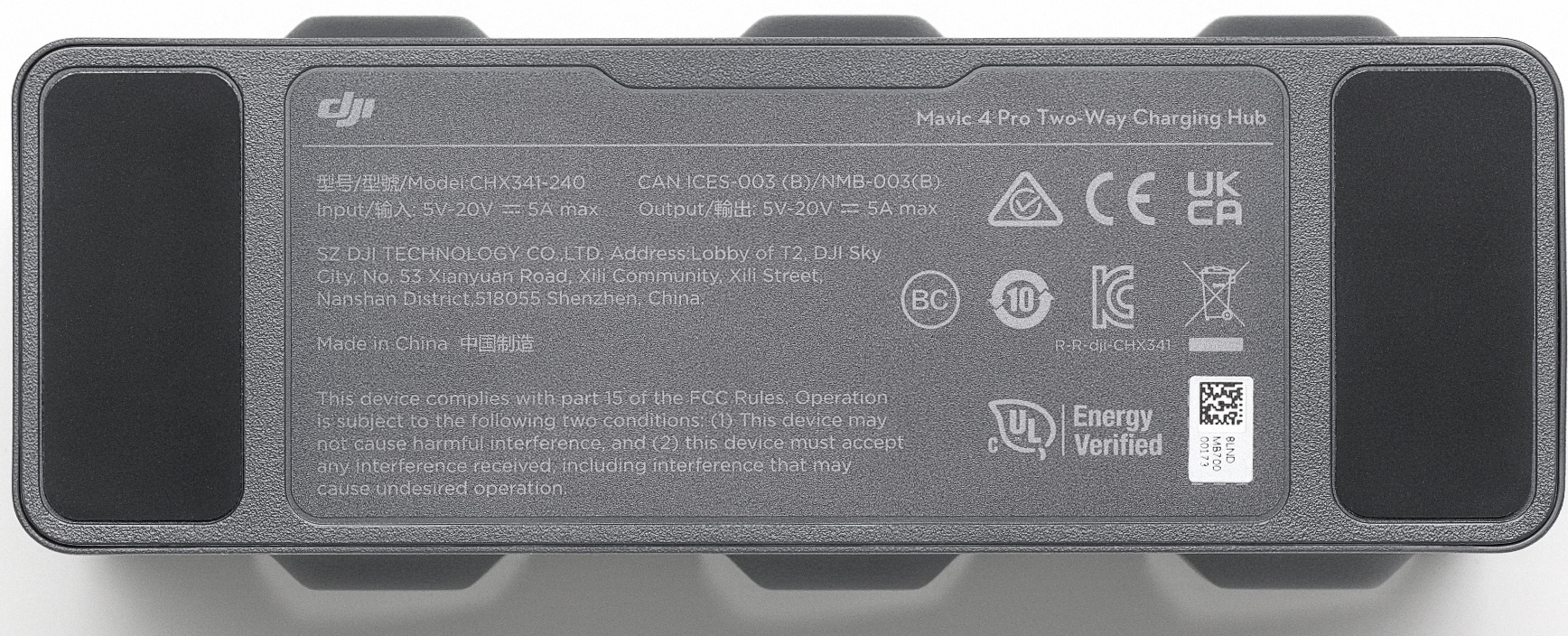 Hub di ricarica grigio DJI Mavic 4 Pro con etichette e loghi.