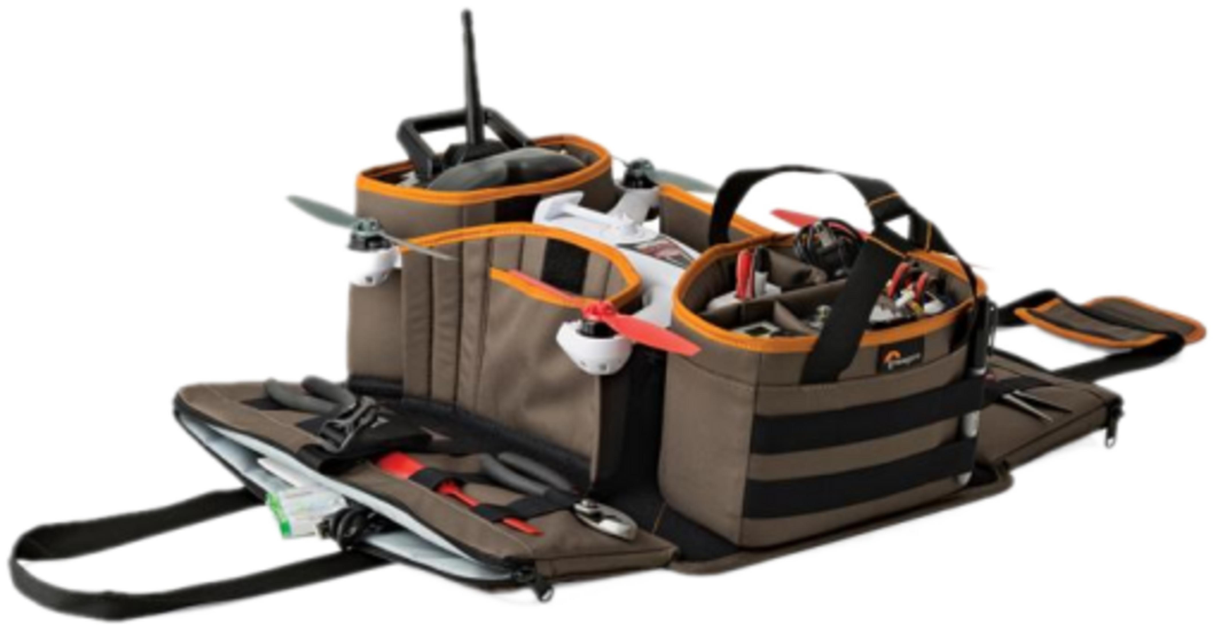 Brązowa torba na drona z narzędziami, pilotem i śmigłami.