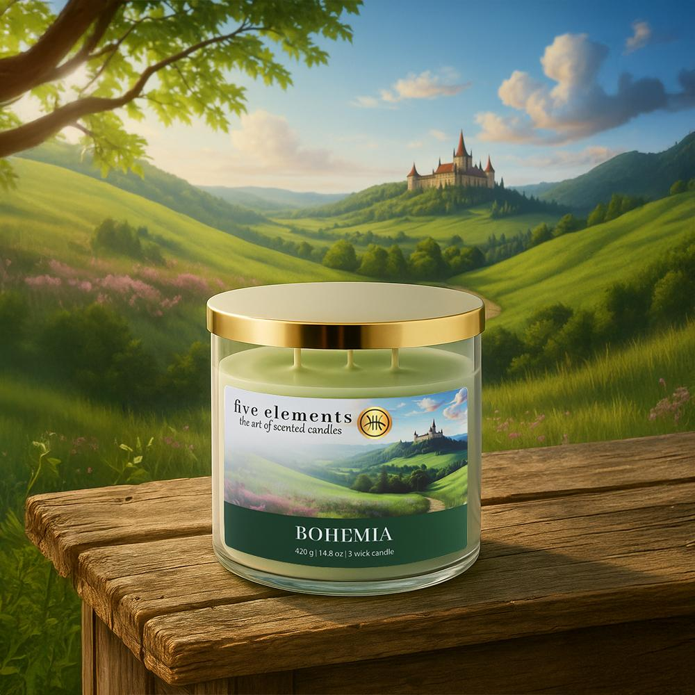 Grüne Kerze mit goldenem Deckel auf Holztisch, Schloss in grüner Landschaft im Hintergrund.