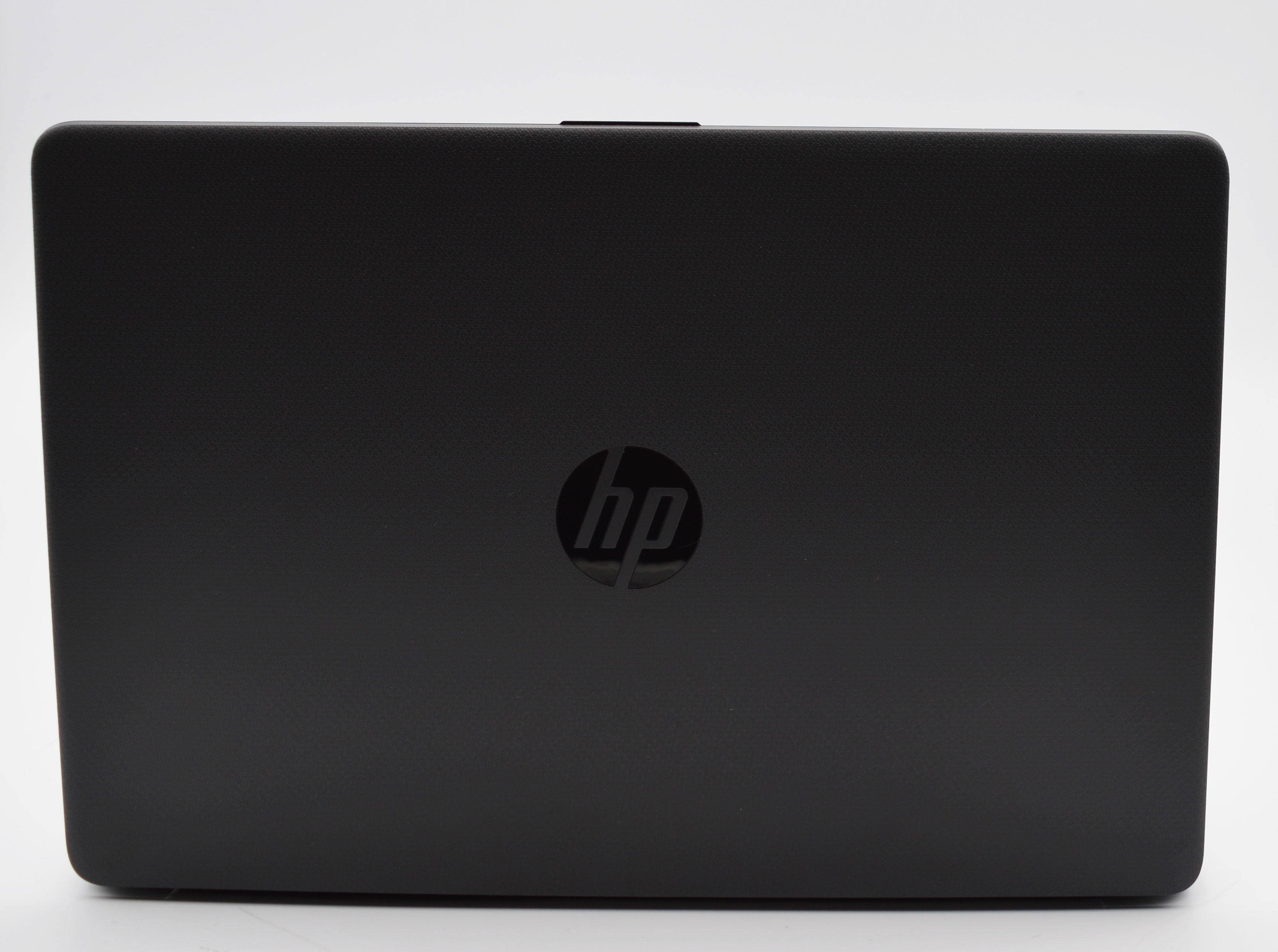Geschlossener schwarzer HP Laptop mit glänzendem Logo auf der Oberseite.