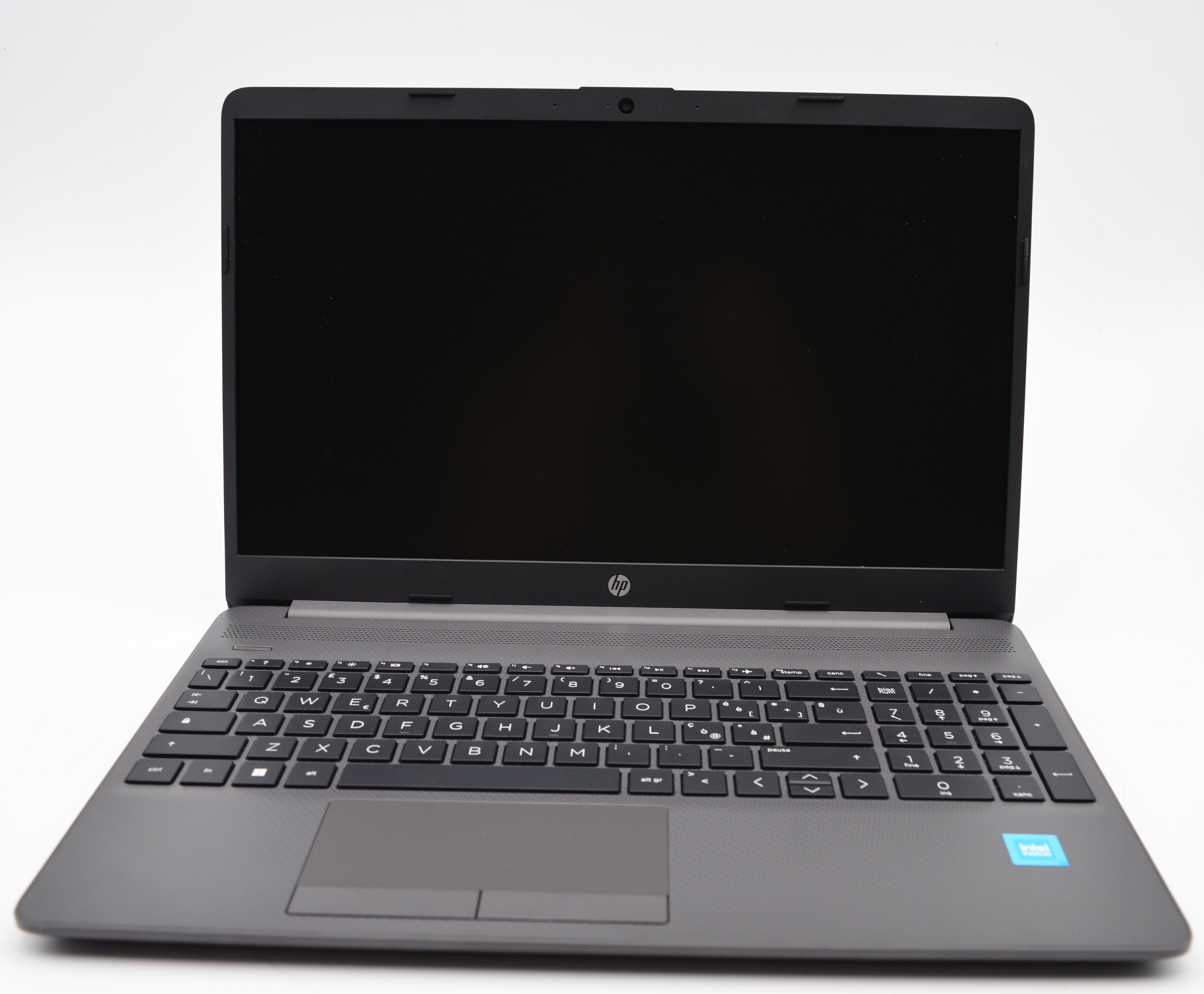 Ein geöffneter grauer HP Laptop mit schwarzer Tastatur und Bildschirm.