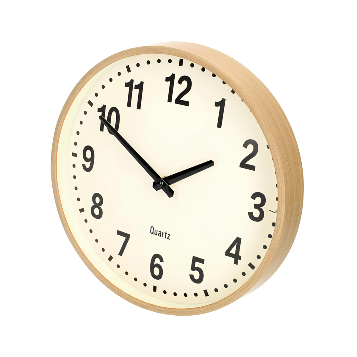 Eine Wanduhr mit hellem Holzrahmen und cremefarbenem Zifferblatt zeigt 10:08.