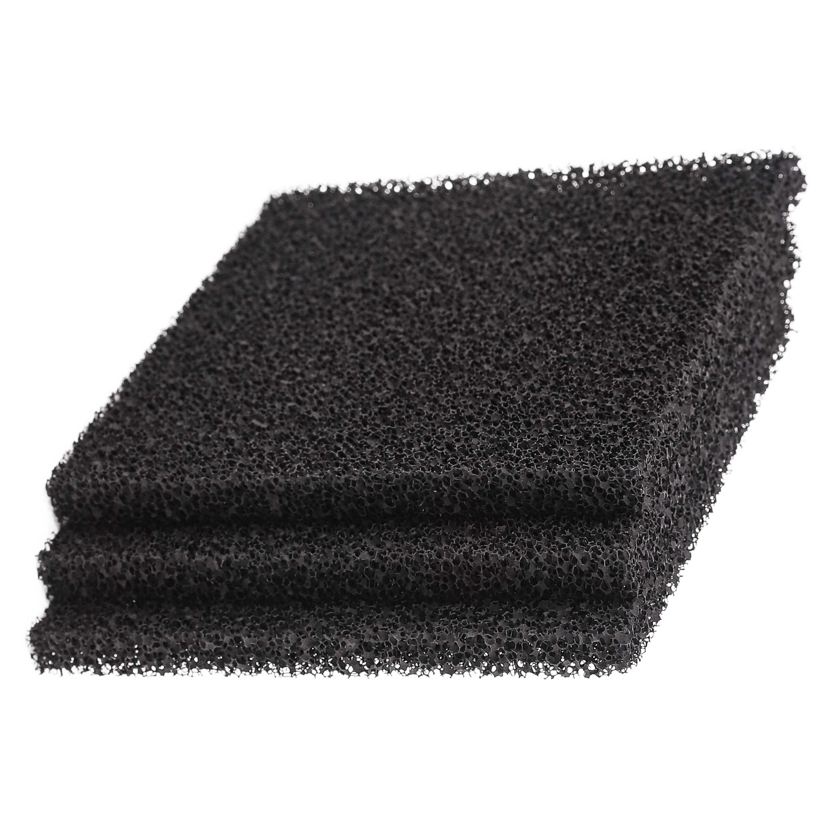 Drei schwarze Schaumstofffilter liegen übereinander auf weißem Hintergrund.
